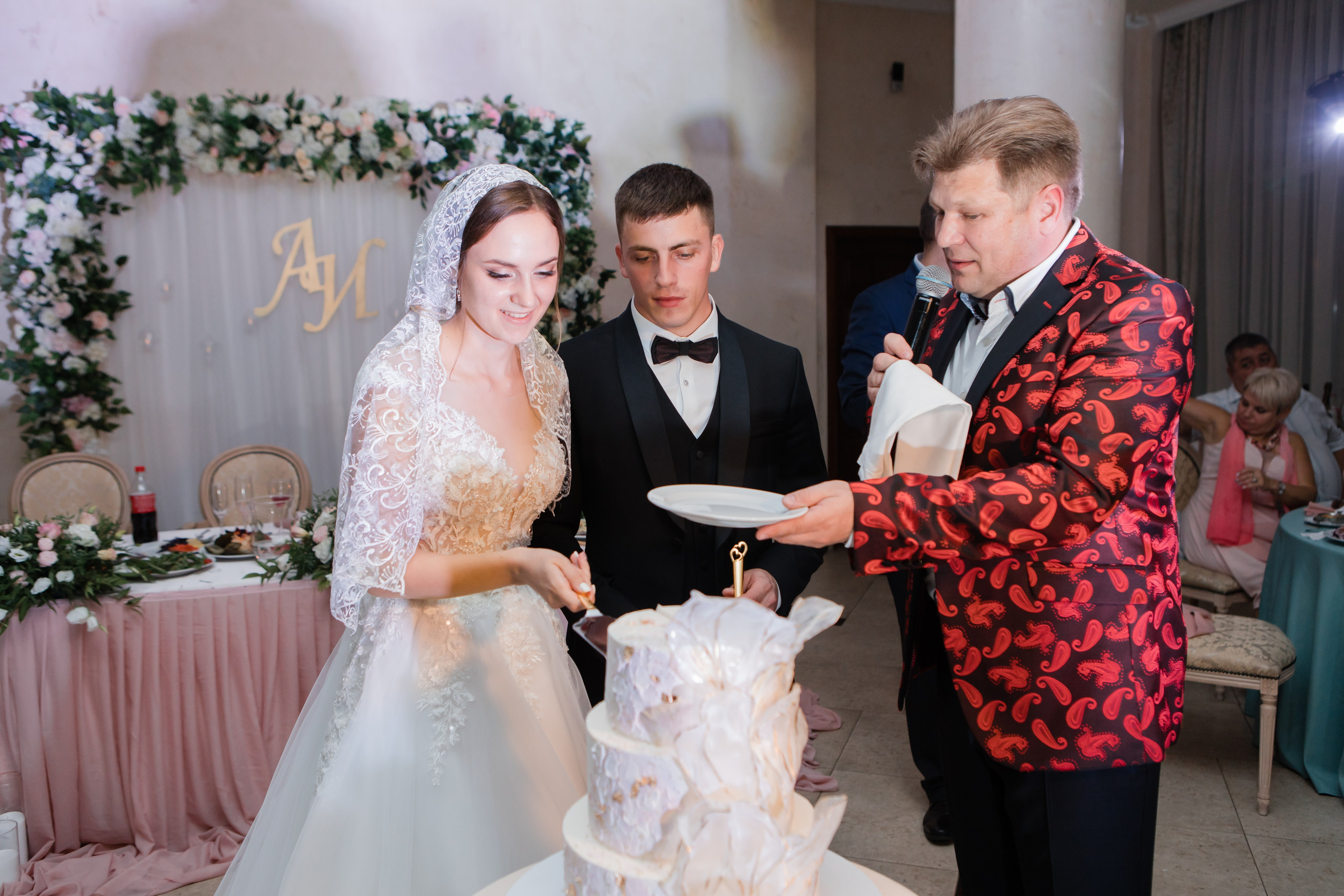 Свадебная фотосъемка Михаила и Ольги. День нашей свадьбы. Видеосъемка и фотосъемка свадеб. Фотограф и оператор на свадьбу. Видеосъемка подкастов, собственная видео-фотостудии. Предметная фотосъемка