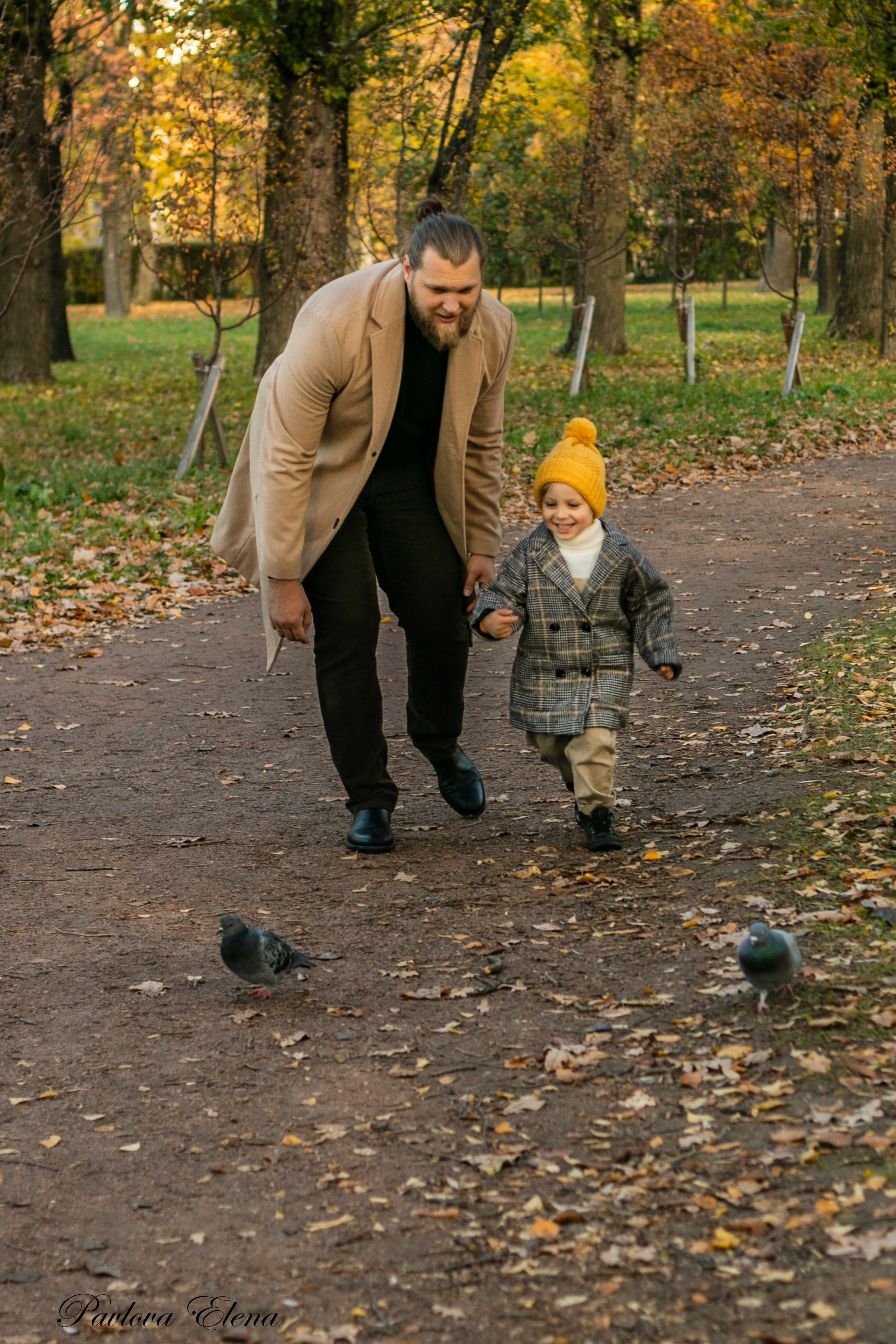 Гоша с папой. Осенняя фотосессия папы с сыном в Парке Победы. Семейный и детский фотограф в Санкт-Петербурге Павлова Елена
