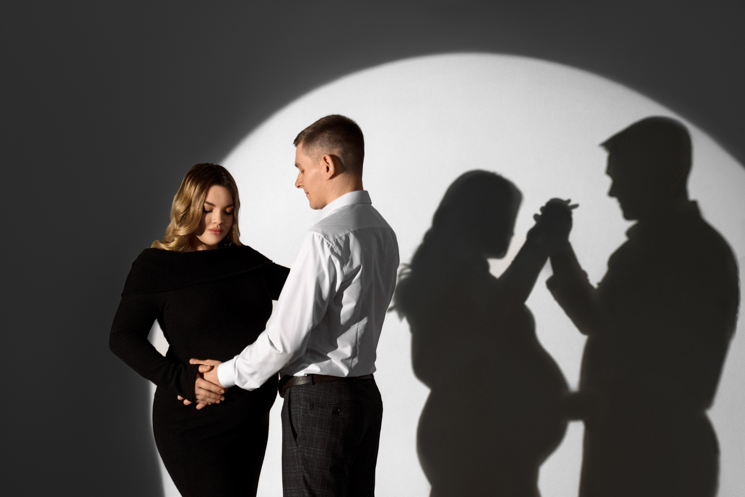 Совместная фотосессия беременности, беременная девушка с супругом. Фотограф беременности в Тюмени Любовь Докучаева
