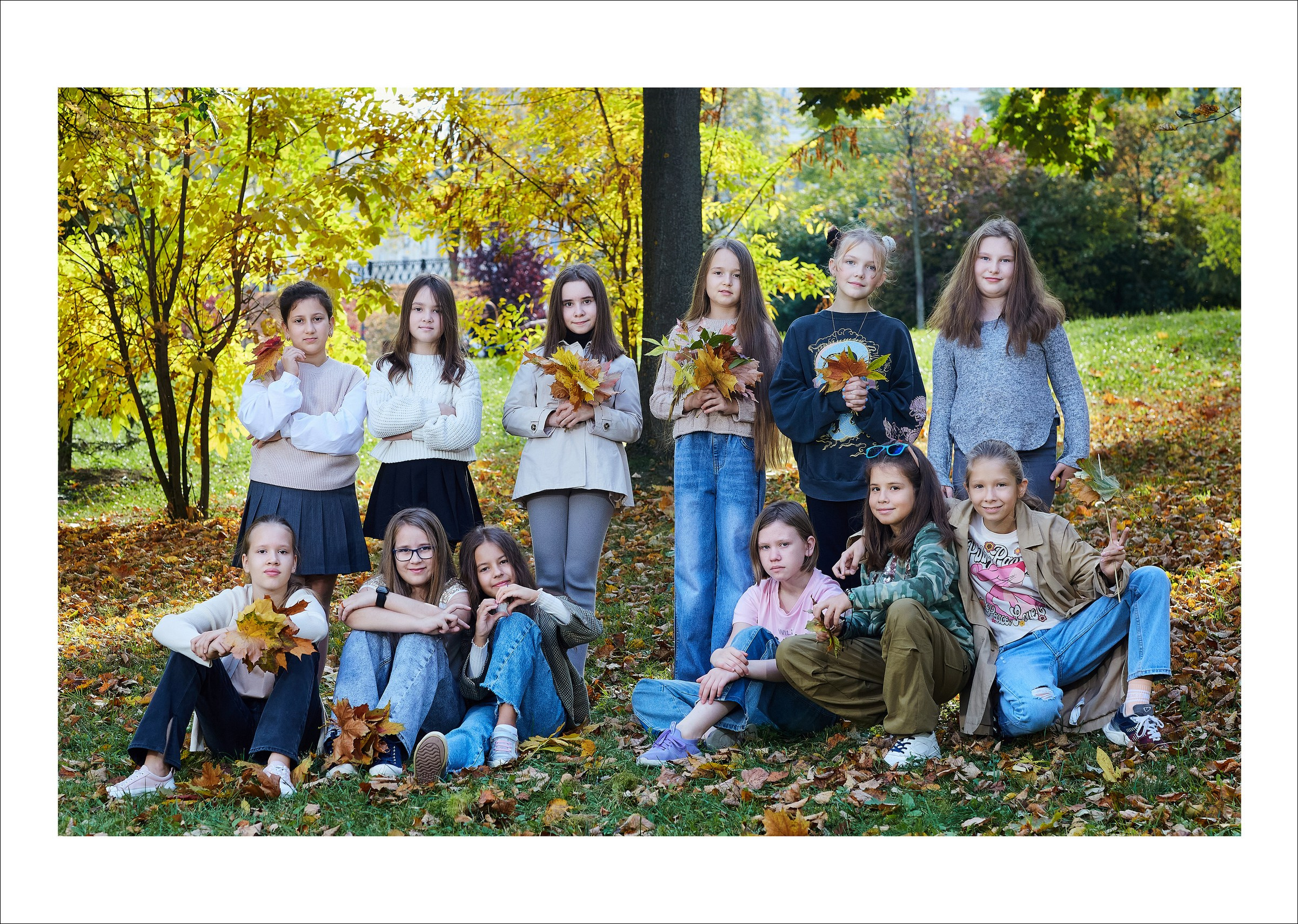 Выпускной альбом для 4 класса с осенней съемкой на улице. Школьный фотограф Сергей Беликов