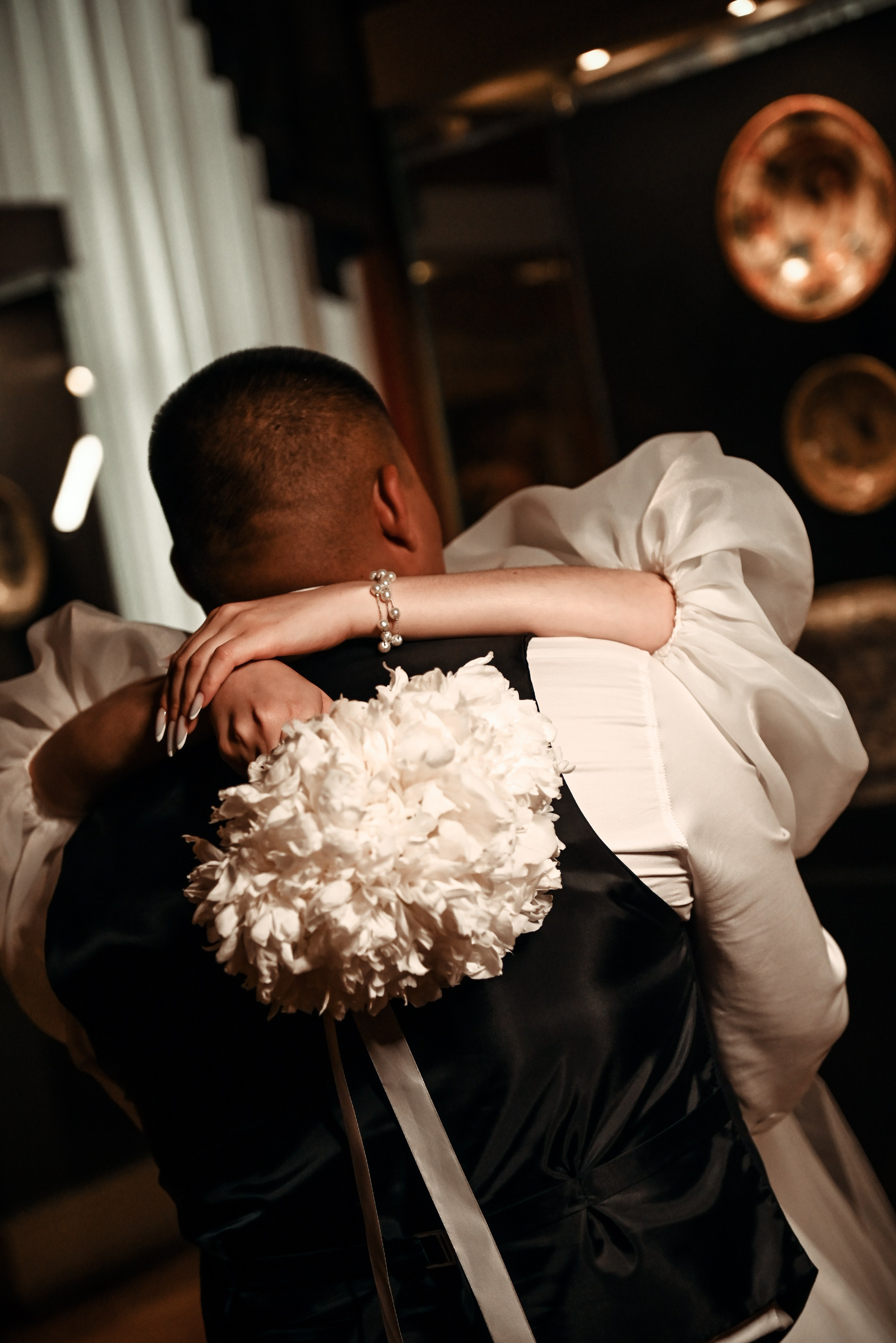 Небольшая свадебная серия в музее и прогулкой под дождем Эльмиры и Ризата. Свадебный, семейный, детский, контент фотограф в Омске Максим Ильин