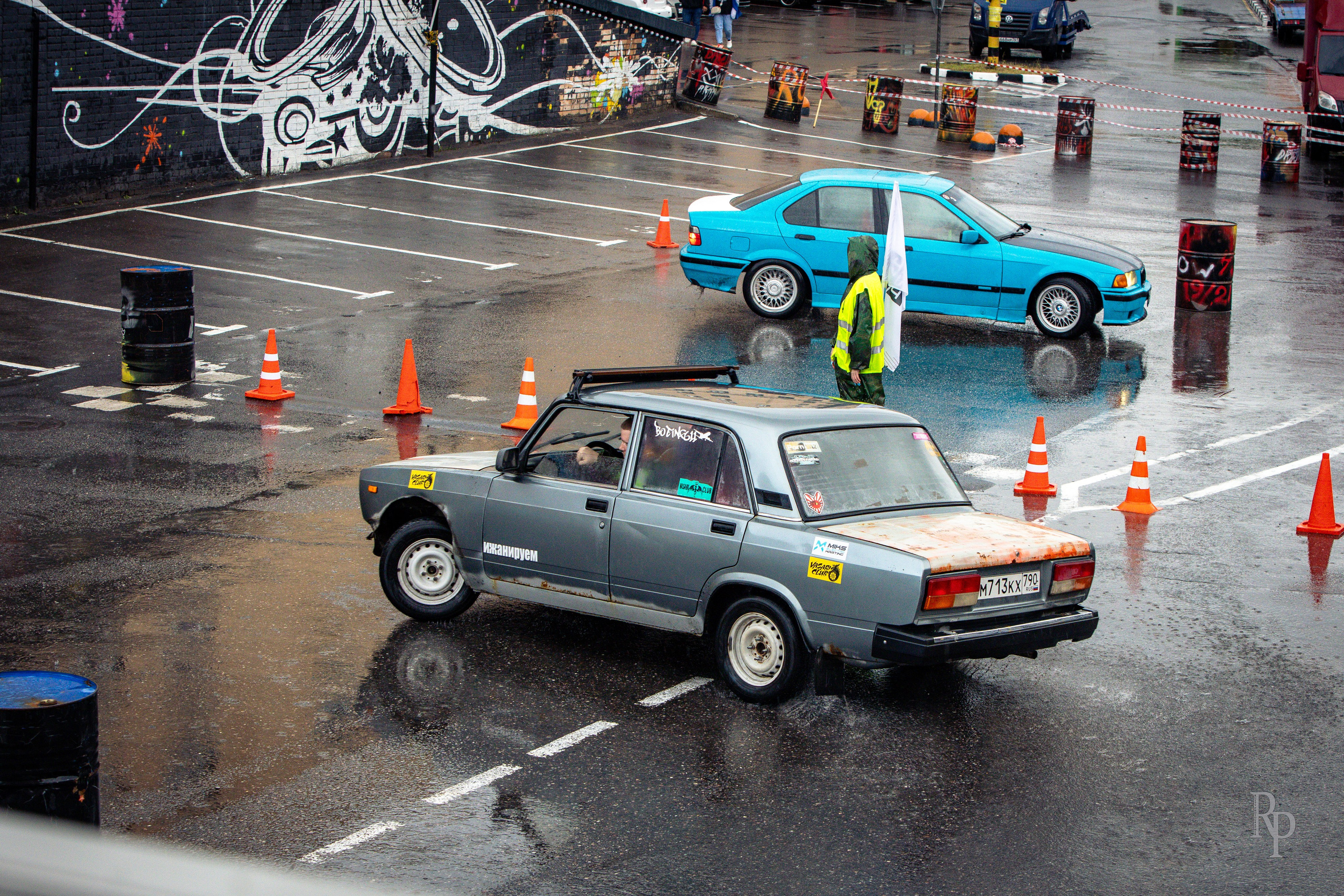 SHOWDOWN. Rusty Photographer