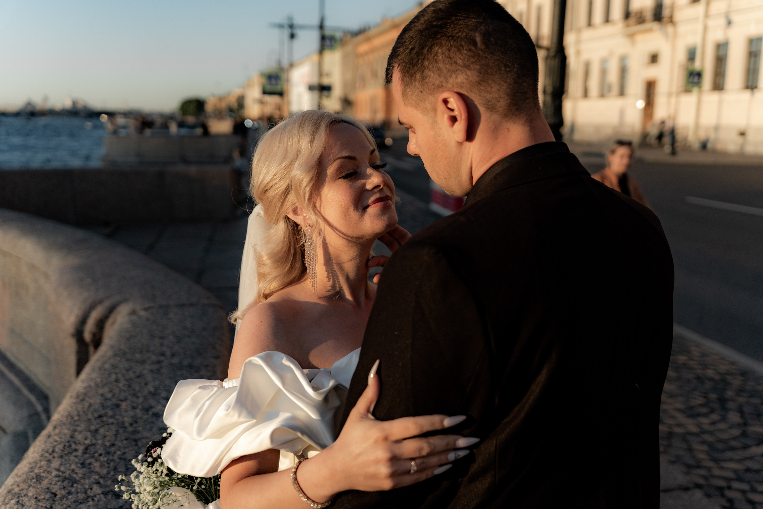 «Англетер». Свадебная романтика. Tesla X. Вечерняя свадебная фотосесси. Свадебный фотограф Александр Невский в Санкт-Петербурге