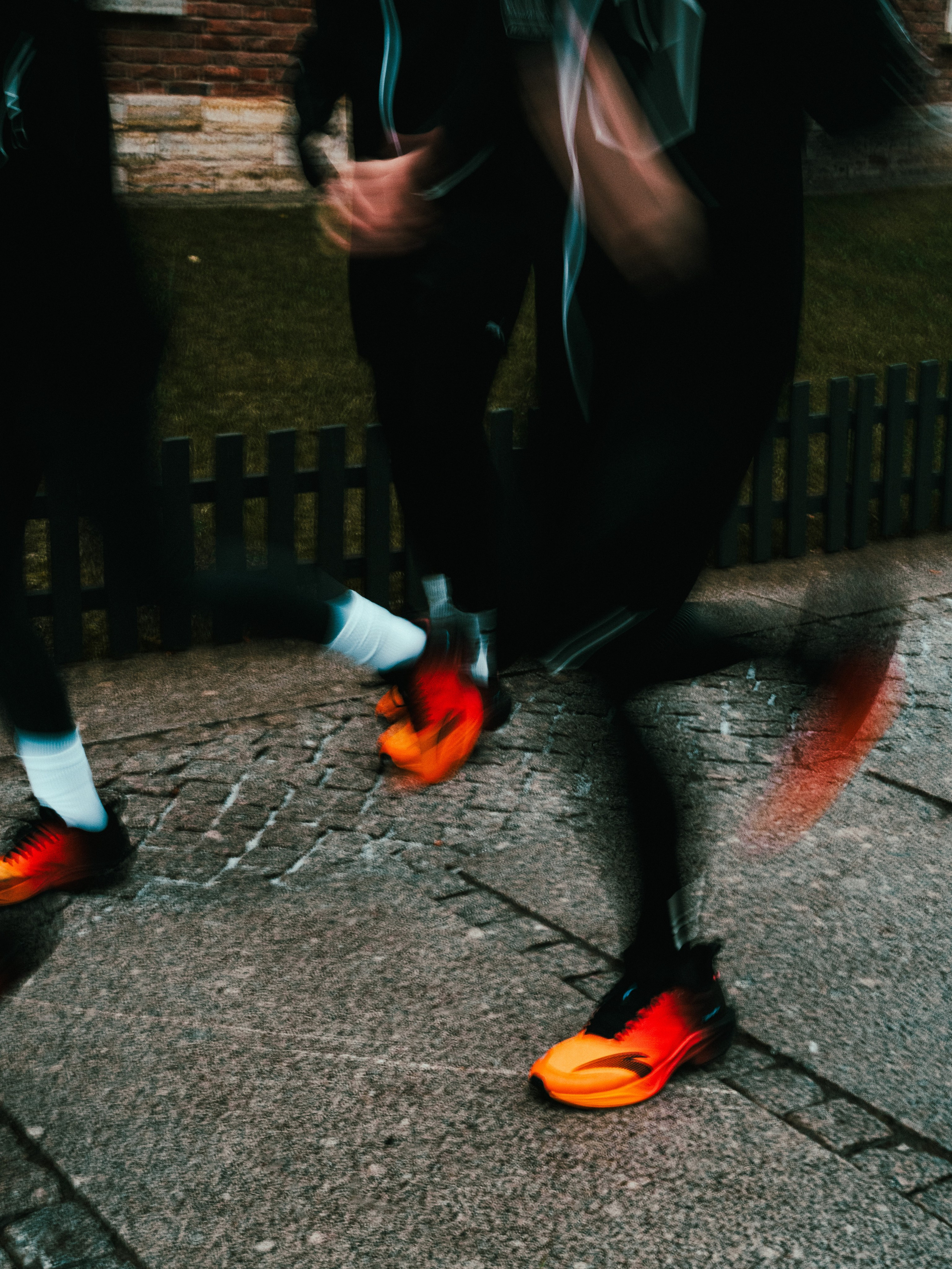 Social Run Community x Anta. Зимняя городская новогодняя фотосессия спортивной одежды от бегового клуба social run community. Портретный и репортажный фотограф в Санкт-Петербурге Смоляков Максим