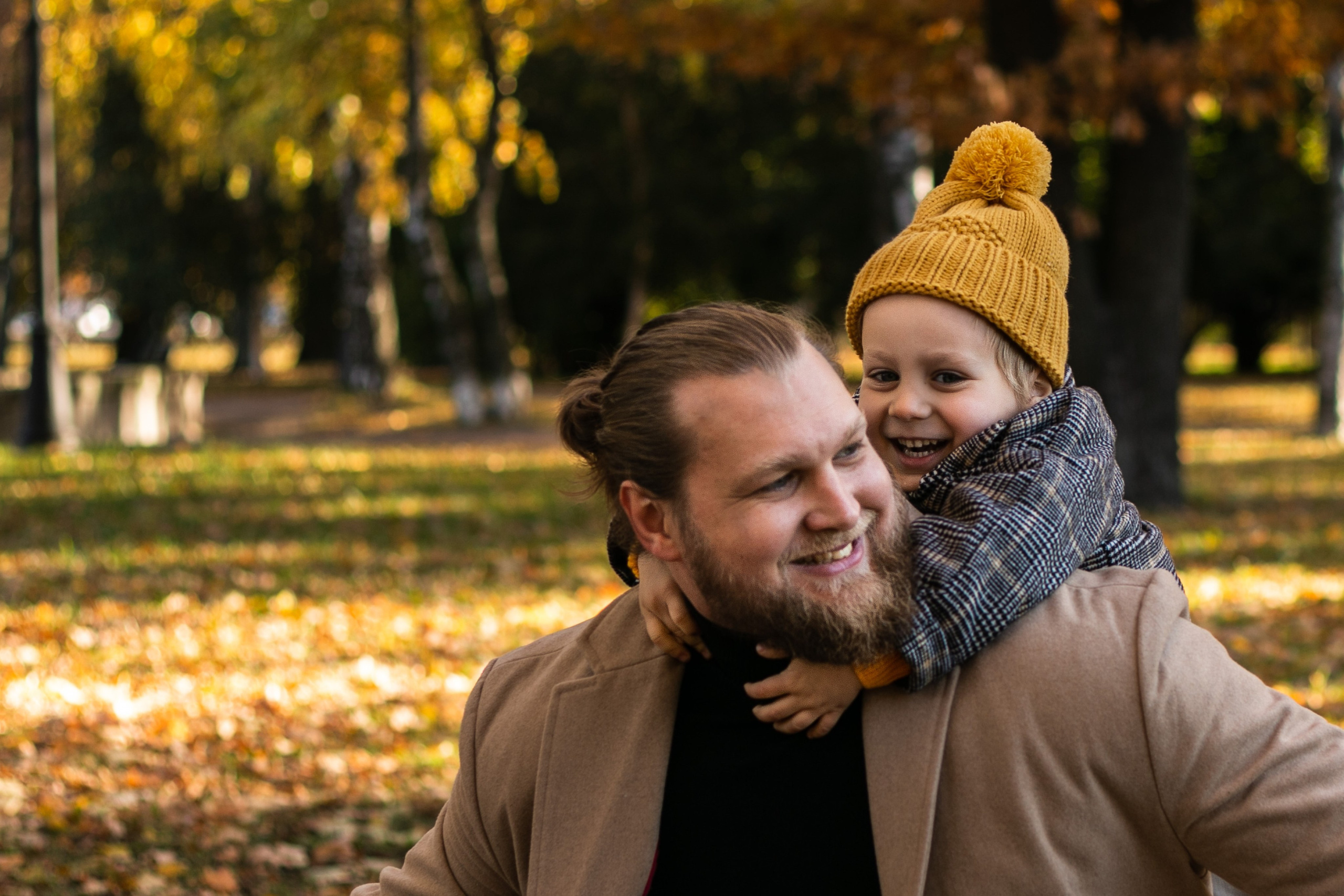 Гоша с папой. Осенняя фотосессия папы с сыном в Парке Победы. Семейный и детский фотограф в Санкт-Петербурге Павлова Елена