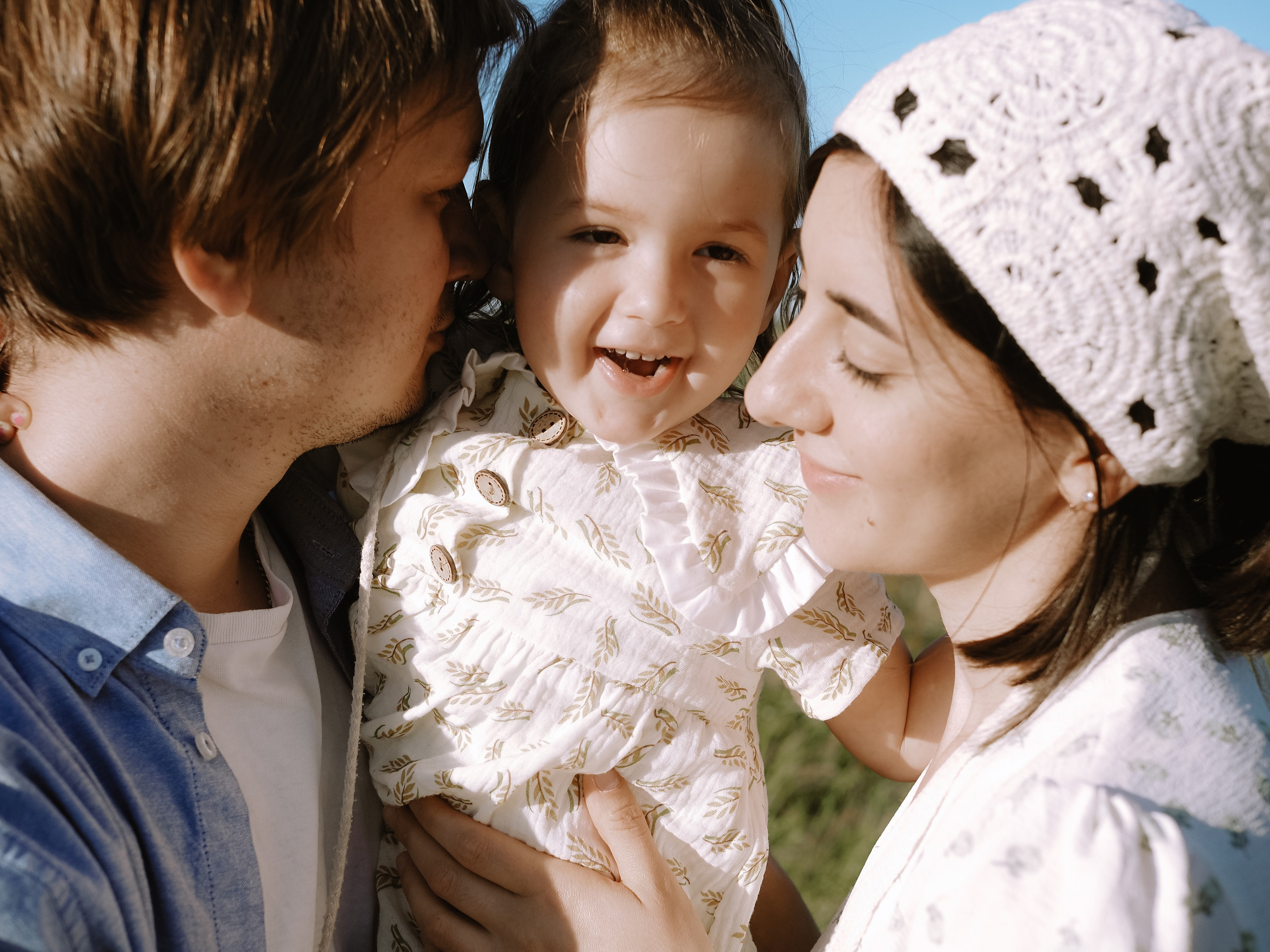 Гоняться по полю на тачке с мамой и папой. Обижаться. Смеяться. Фотограф Рязань. Семейный Свадебный фотограф