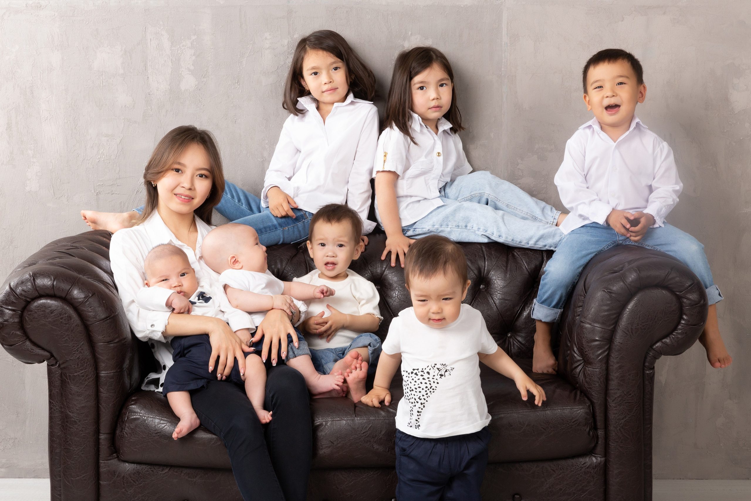 Аяулым и семья. Фотостудия Алматы. Семейная и детская фотостудия Family studio.Фотограф Алматы