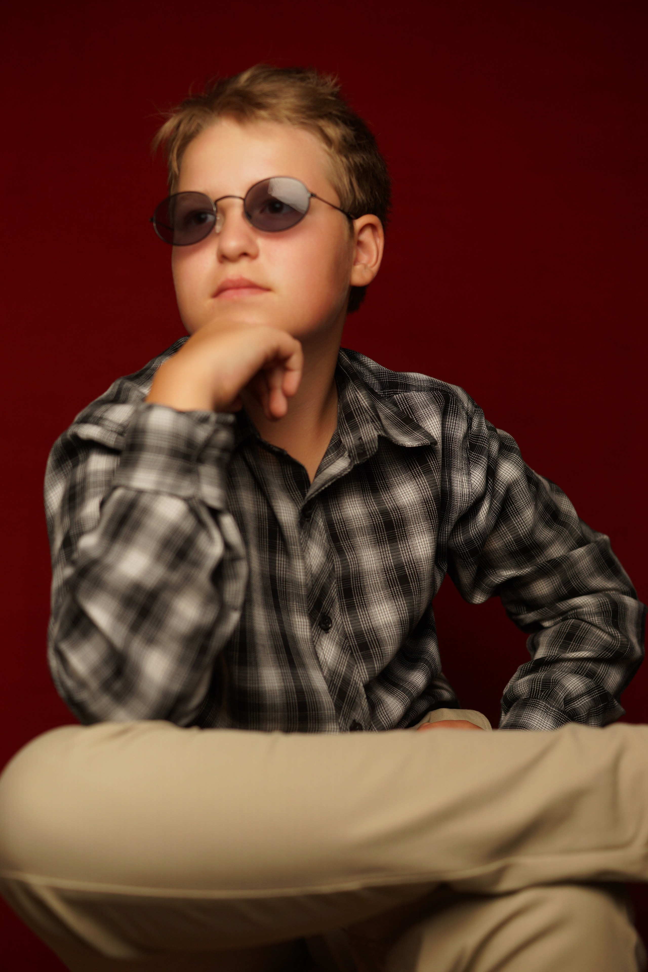 Портреты на красном фоне школа / студия. Ольга Плаксина фотограф в Саратове