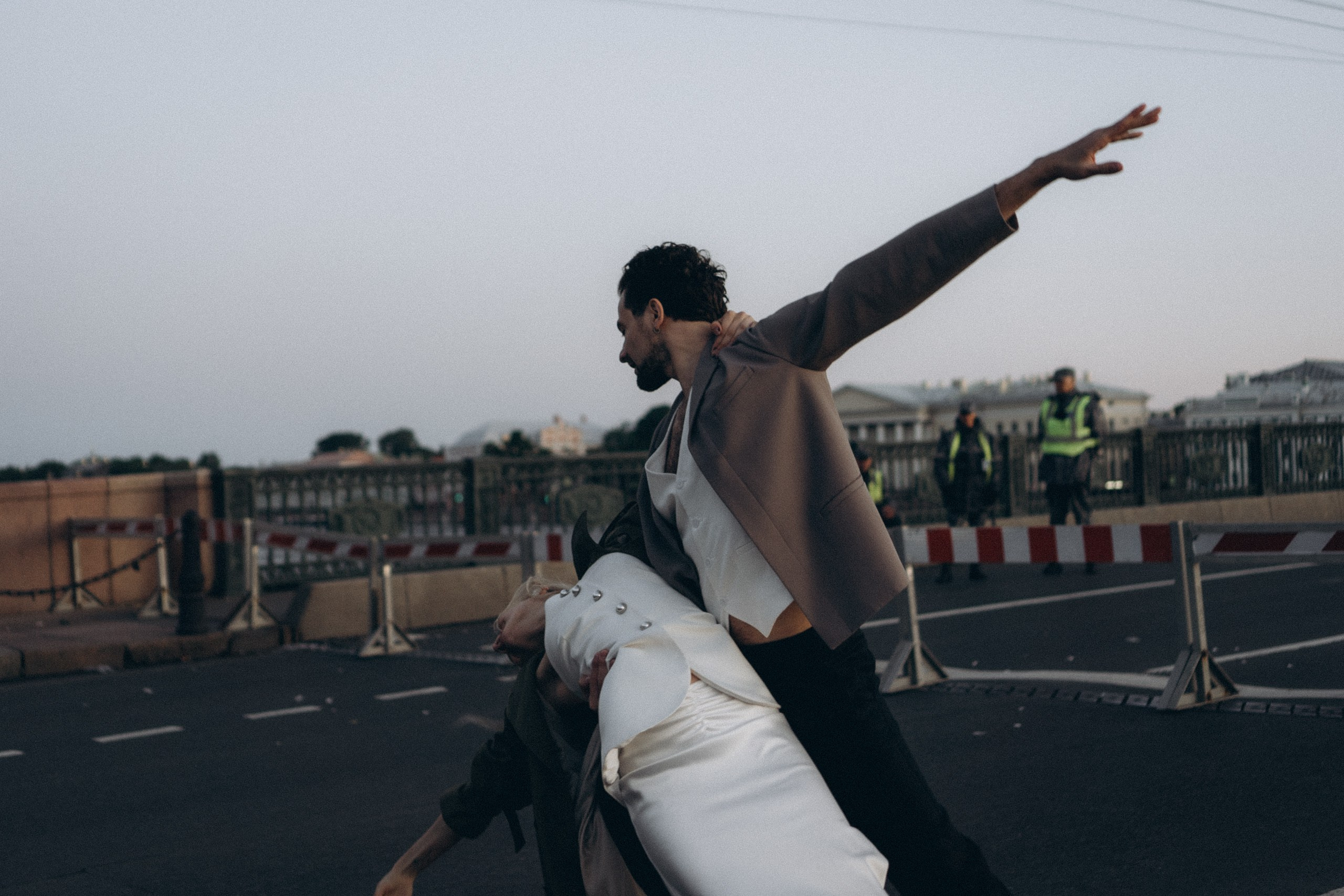 СВАДЕБНАЯ СЬЕМКА ПАРЫ НА РАССВЕТЕ В БЕЛЫЕ НОЧИ И ПРОГУЛКА С РАЗВОДНЫМИ МОСТАМИ И ПИКНИК ВОЗЛЕ ИСАКИЕВСКОГО СОБОРА. Профессиональный фотограф, Санкт-Петербург — Виктория Богомолова