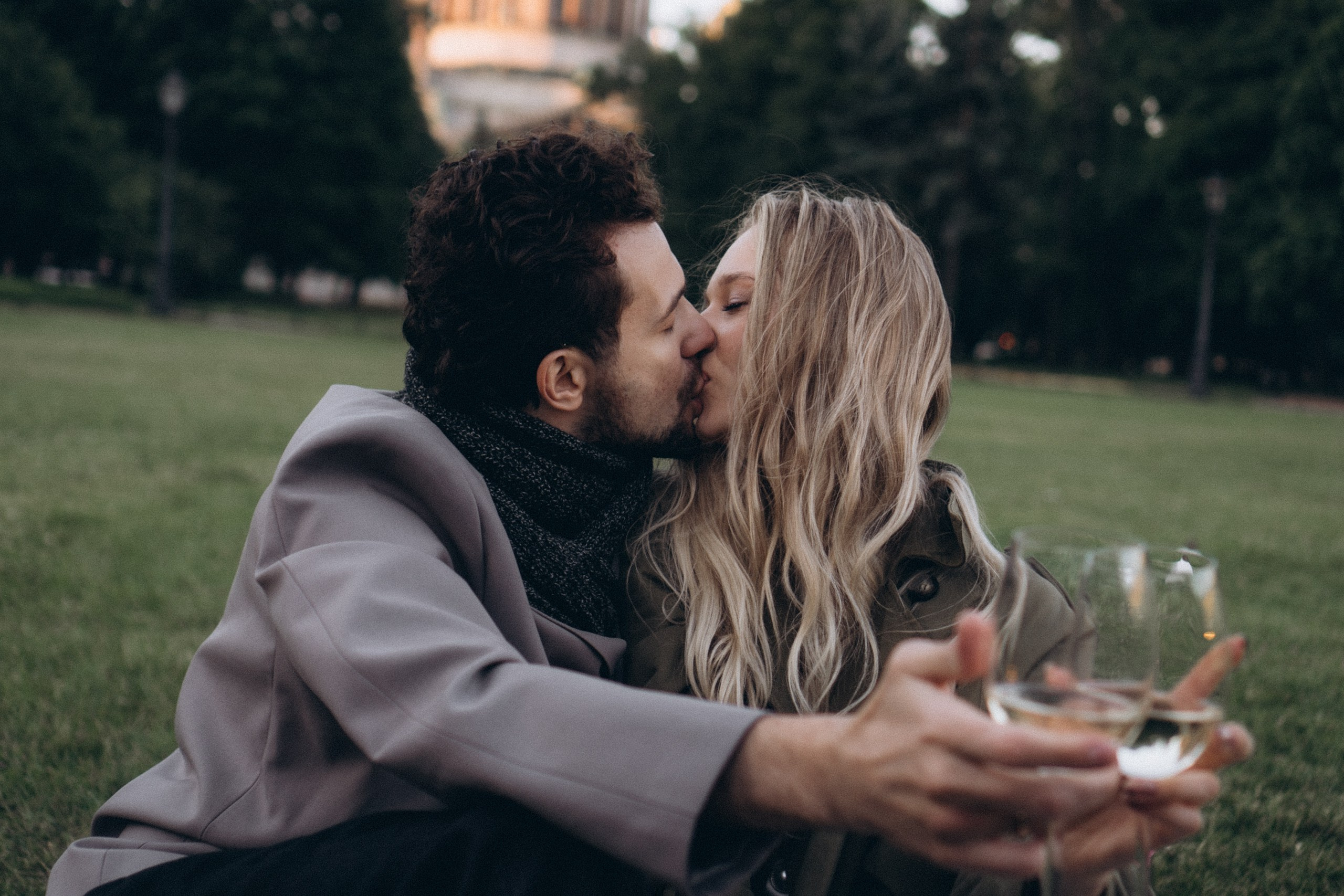 СВАДЕБНАЯ СЬЕМКА ПАРЫ НА РАССВЕТЕ В БЕЛЫЕ НОЧИ И ПРОГУЛКА С РАЗВОДНЫМИ МОСТАМИ И ПИКНИК ВОЗЛЕ ИСАКИЕВСКОГО СОБОРА. Профессиональный фотограф, Санкт-Петербург — Виктория Богомолова