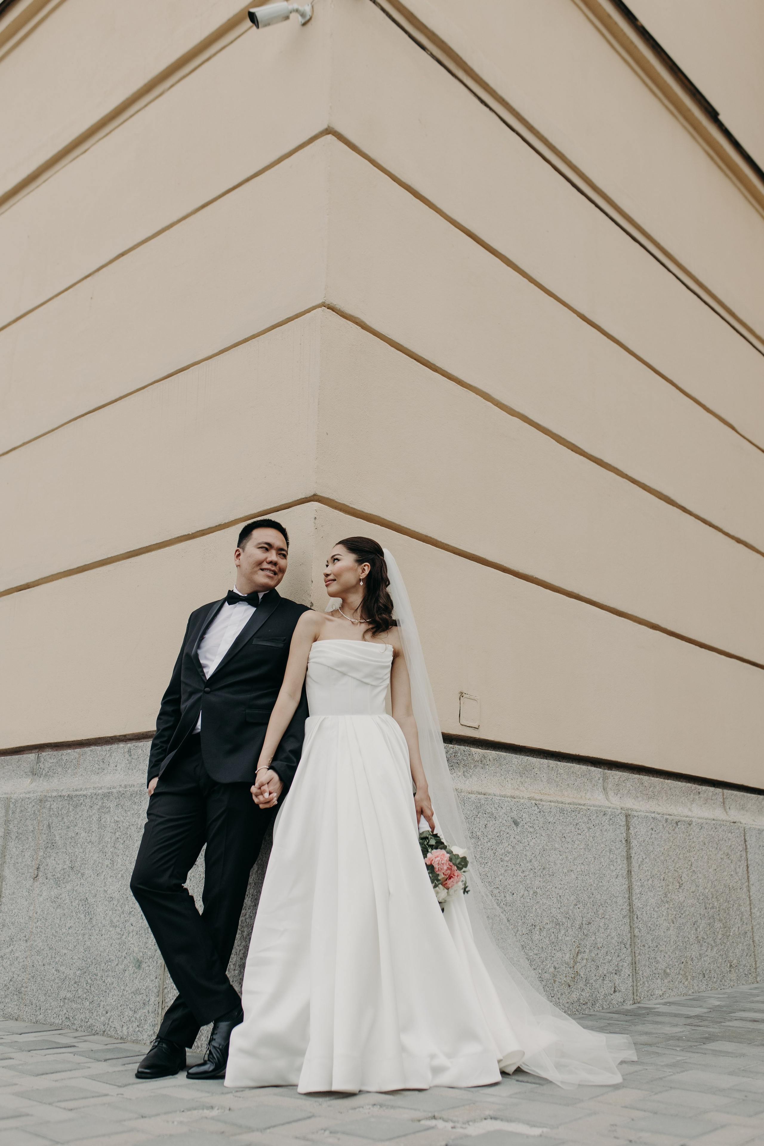 Прогулка и два бокала игристого…. Свадебный и семейный фотограф в Алматы Laura Dosmann