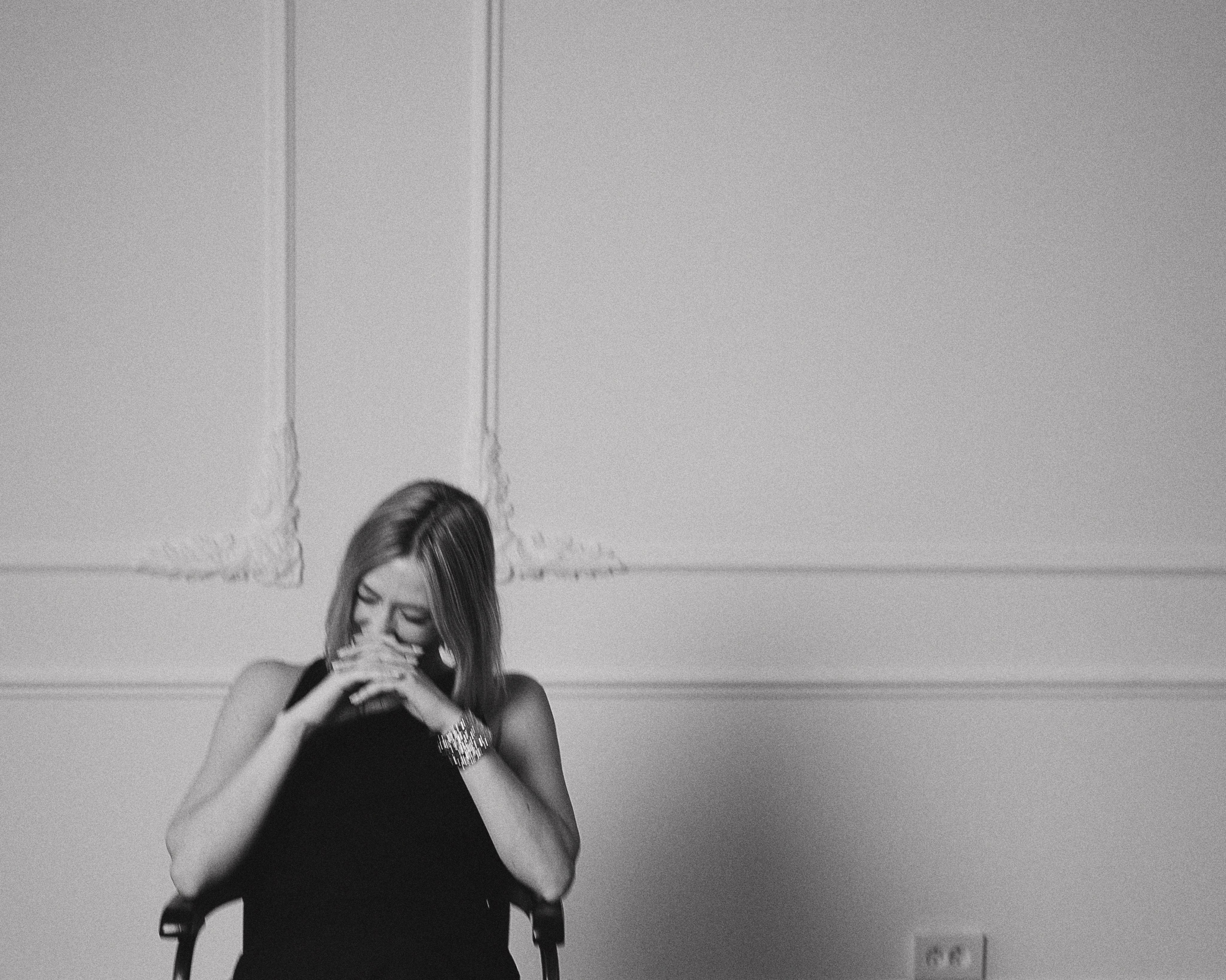 черно-белый портрет смеющий красивой девушки