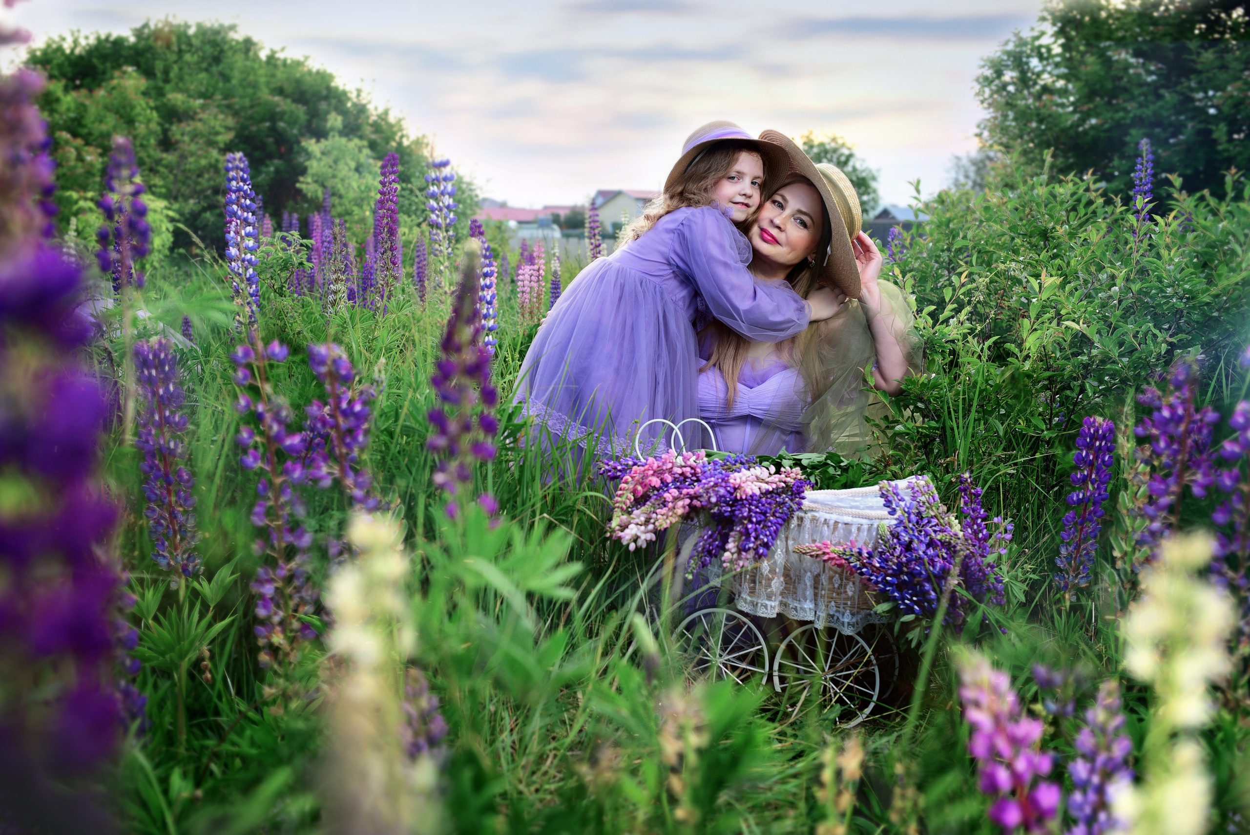 Марина с Алисой в люпинах. 2025. Художественная фотография. Первова Наталья