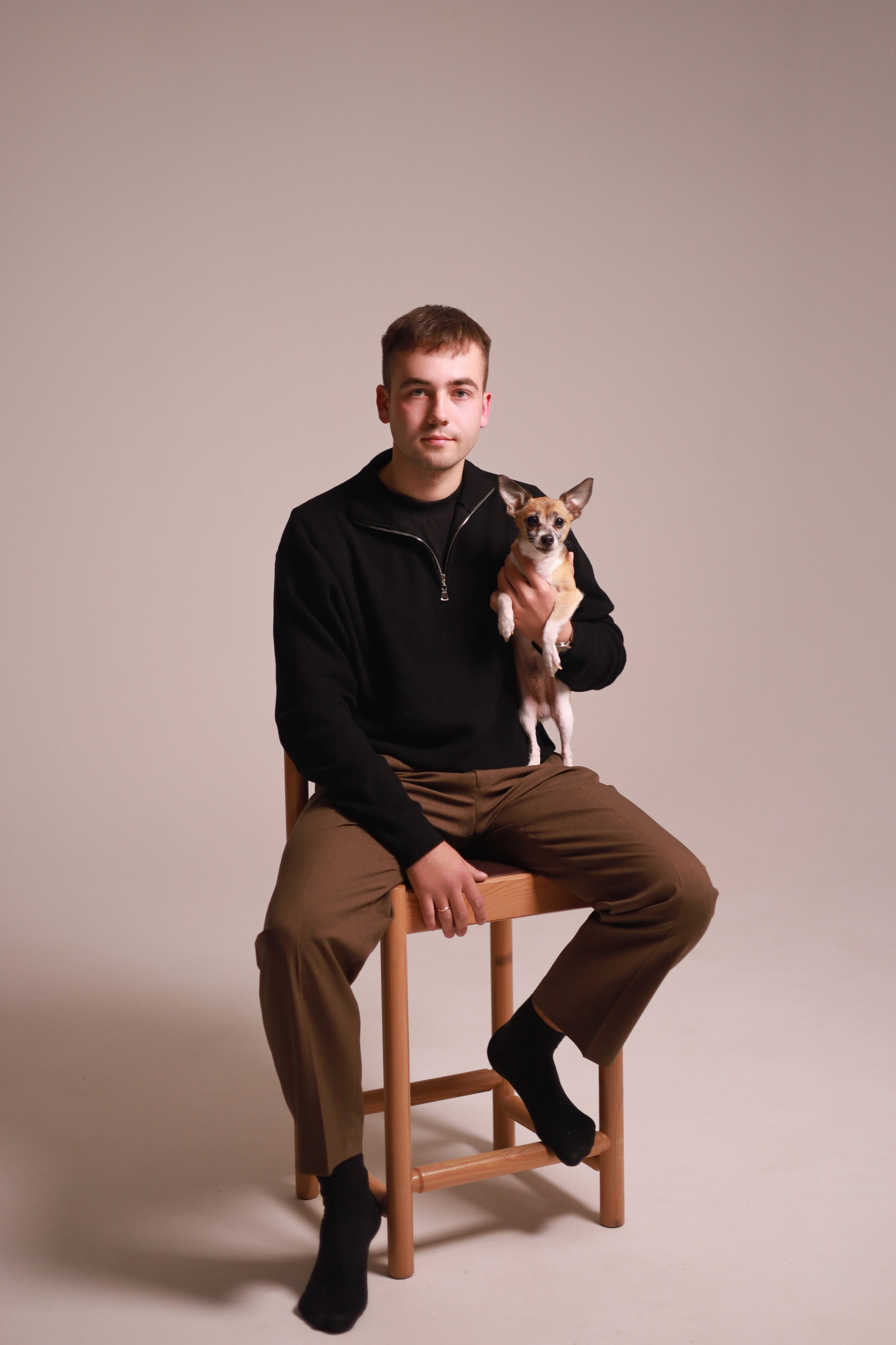 Фотосессия студийная парень с собачкой. Фотограф в Крыму Татьяна Барицкая ЕНОТИКА