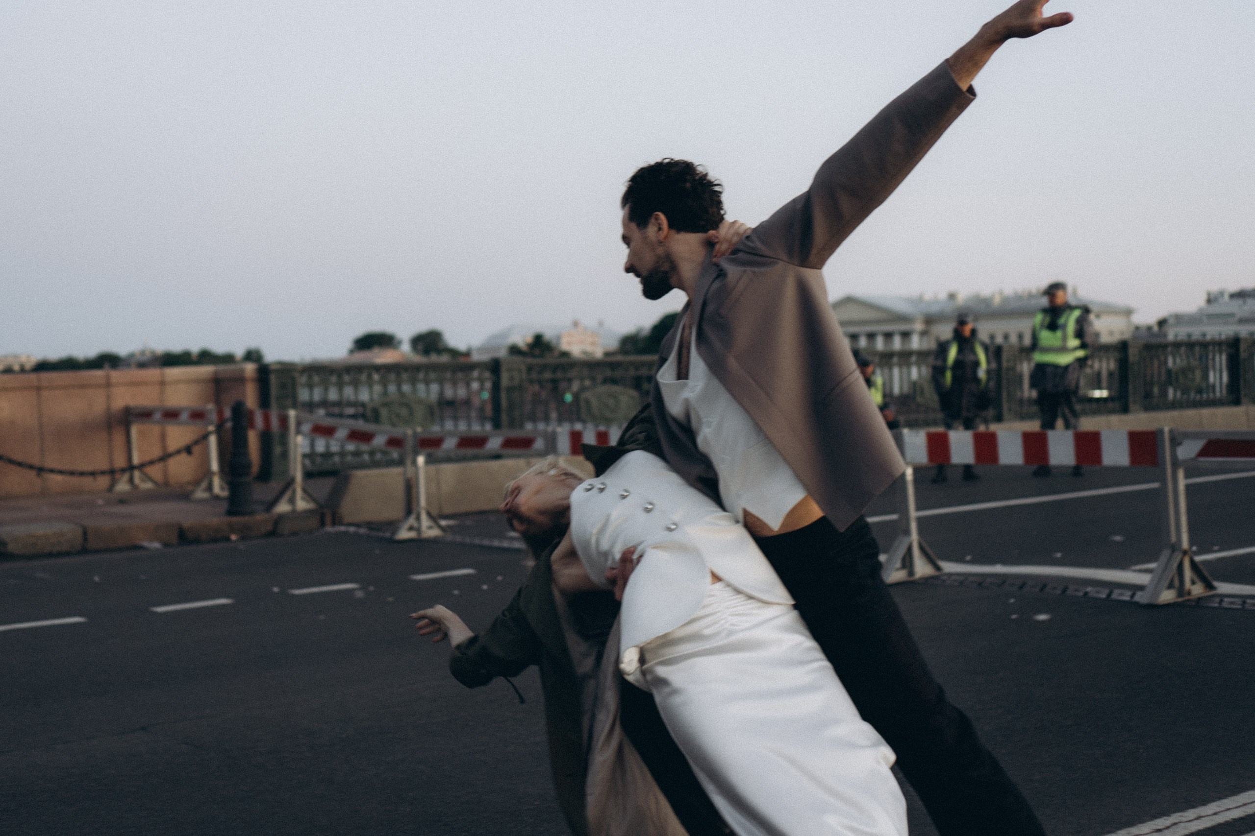 СВАДЕБНАЯ СЬЕМКА ПАРЫ НА РАССВЕТЕ В БЕЛЫЕ НОЧИ И ПРОГУЛКА С РАЗВОДНЫМИ МОСТАМИ И ПИКНИК ВОЗЛЕ ИСАКИЕВСКОГО СОБОРА. Профессиональный фотограф, Санкт-Петербург — Виктория Богомолова