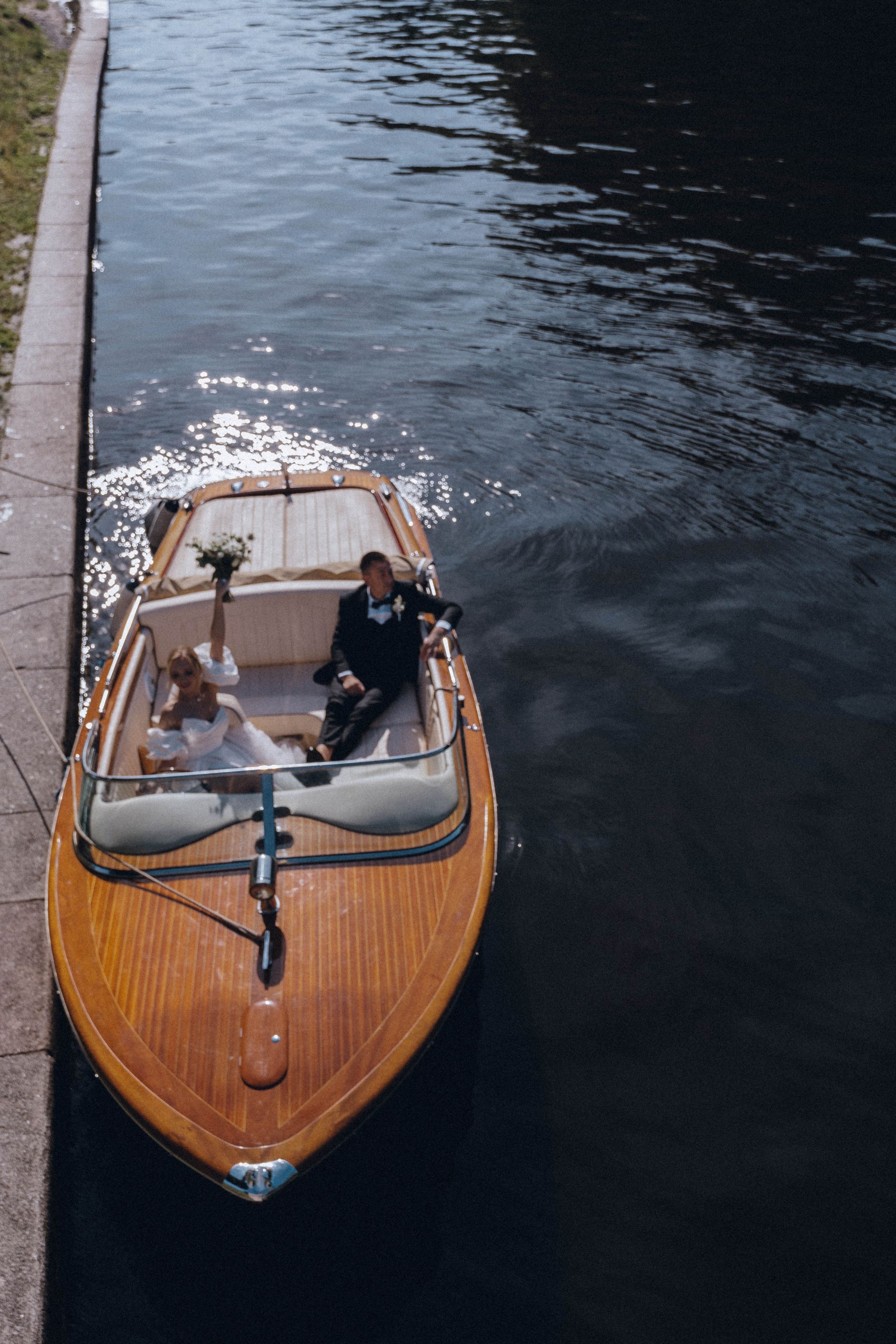СВАДЕНБНАЯ СЬЕМКА НА КАТЕРЕ ПО КАНАЛАМ САНКТ-ПЕТЕРБУРГА И В АКВАТОРИИ НЕВЫ. Профессиональный фотограф, Санкт-Петербург — Виктория Богомолова