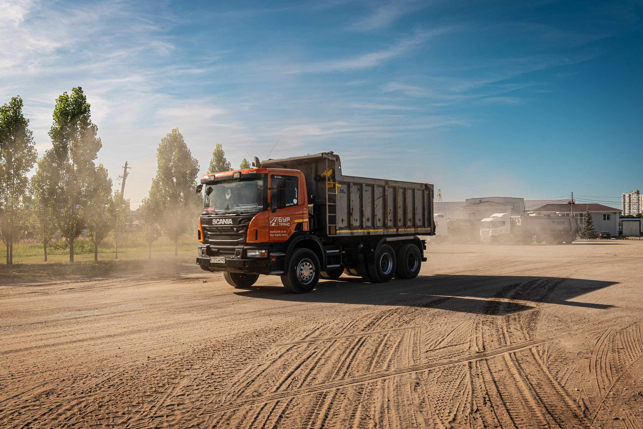 Мощный самосвал Scania с полной загрузкой песка