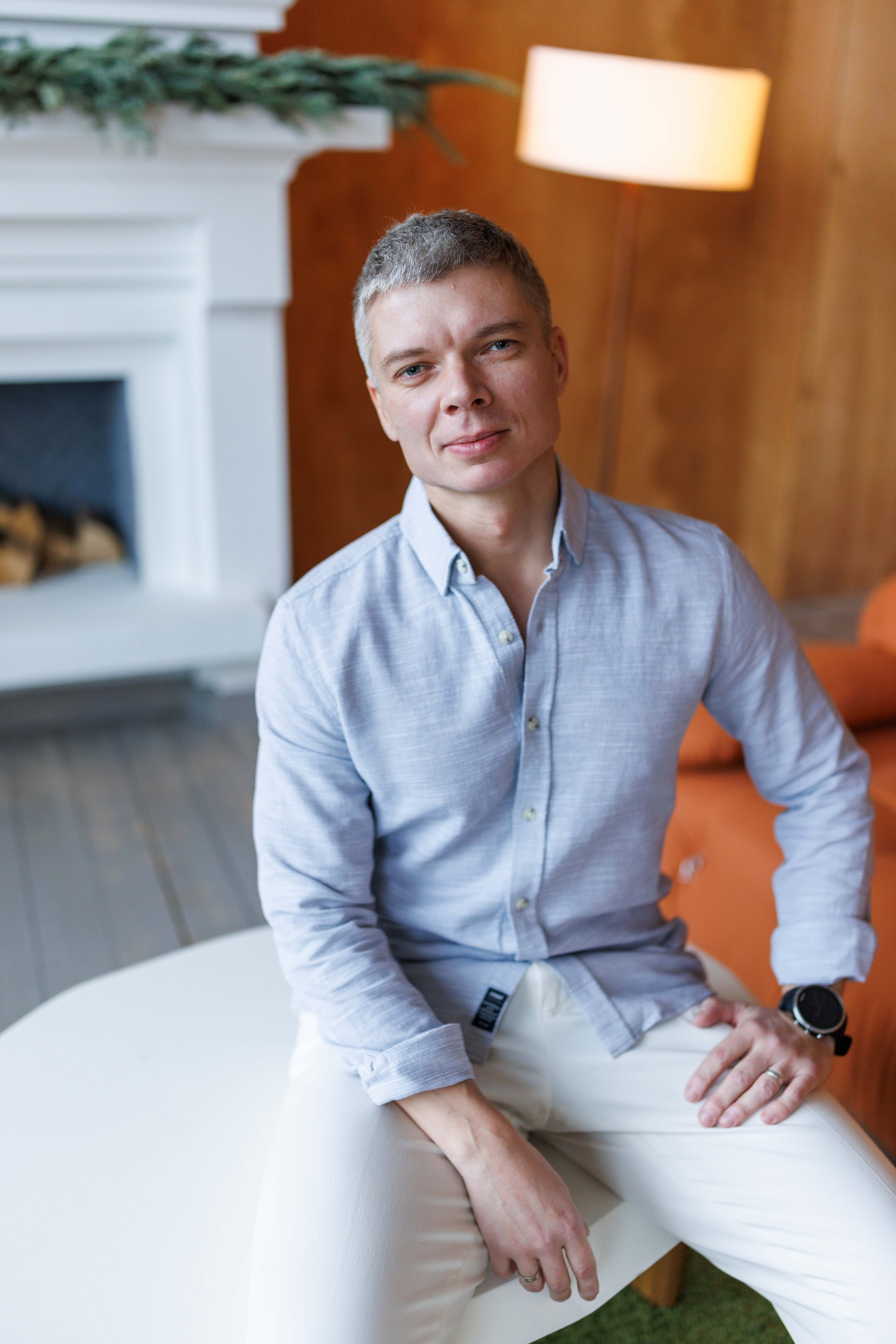 Корпоративный деловой портрет для сотрудников и руководства. Единый визуальный стиль команды, аккуратная ретушь, готовность фото к публикации.