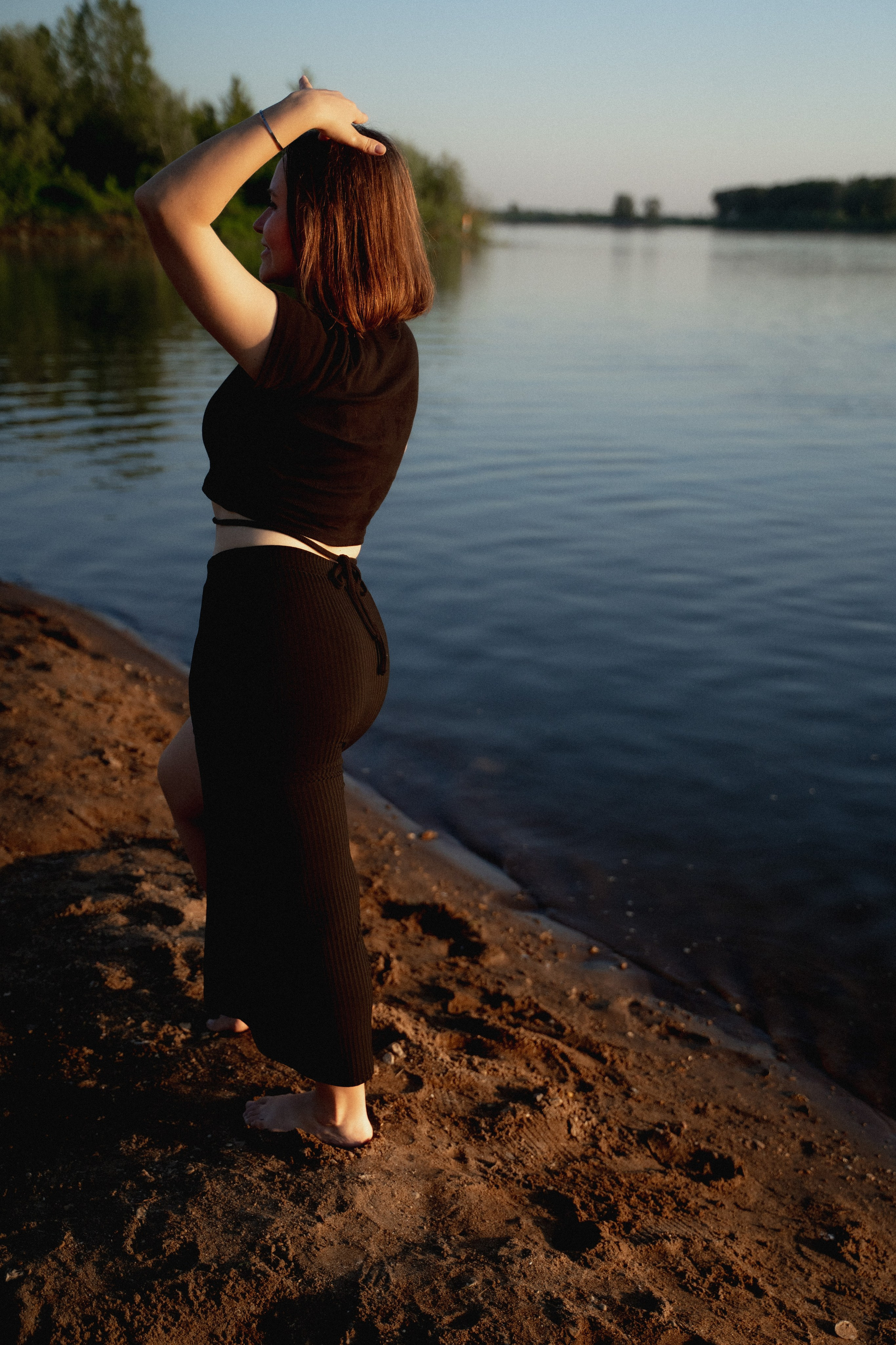 Девушки на берегу