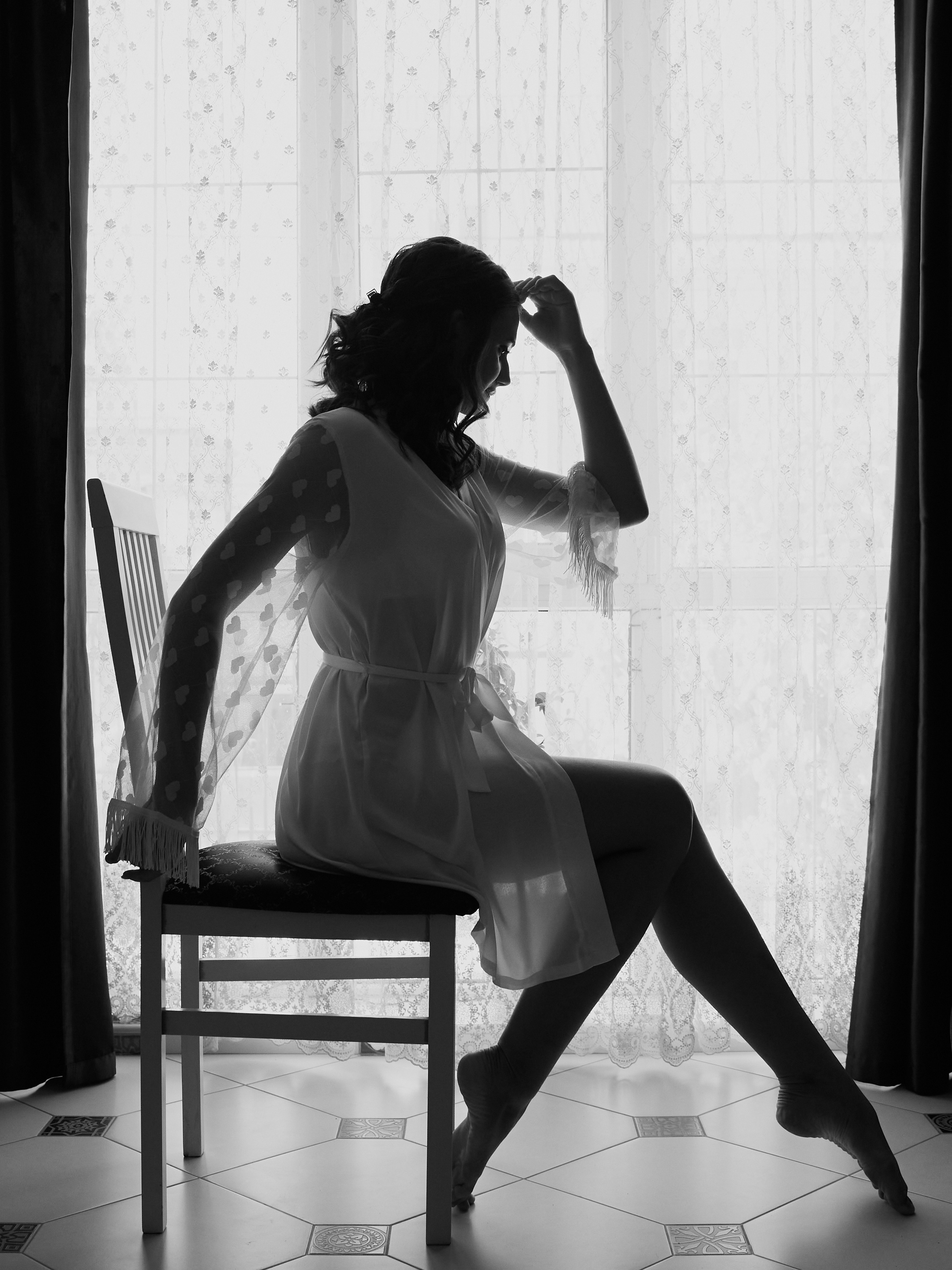 Силуэт невесты на стуле на фоне окна чб, свадебная фотосессия в Анапе