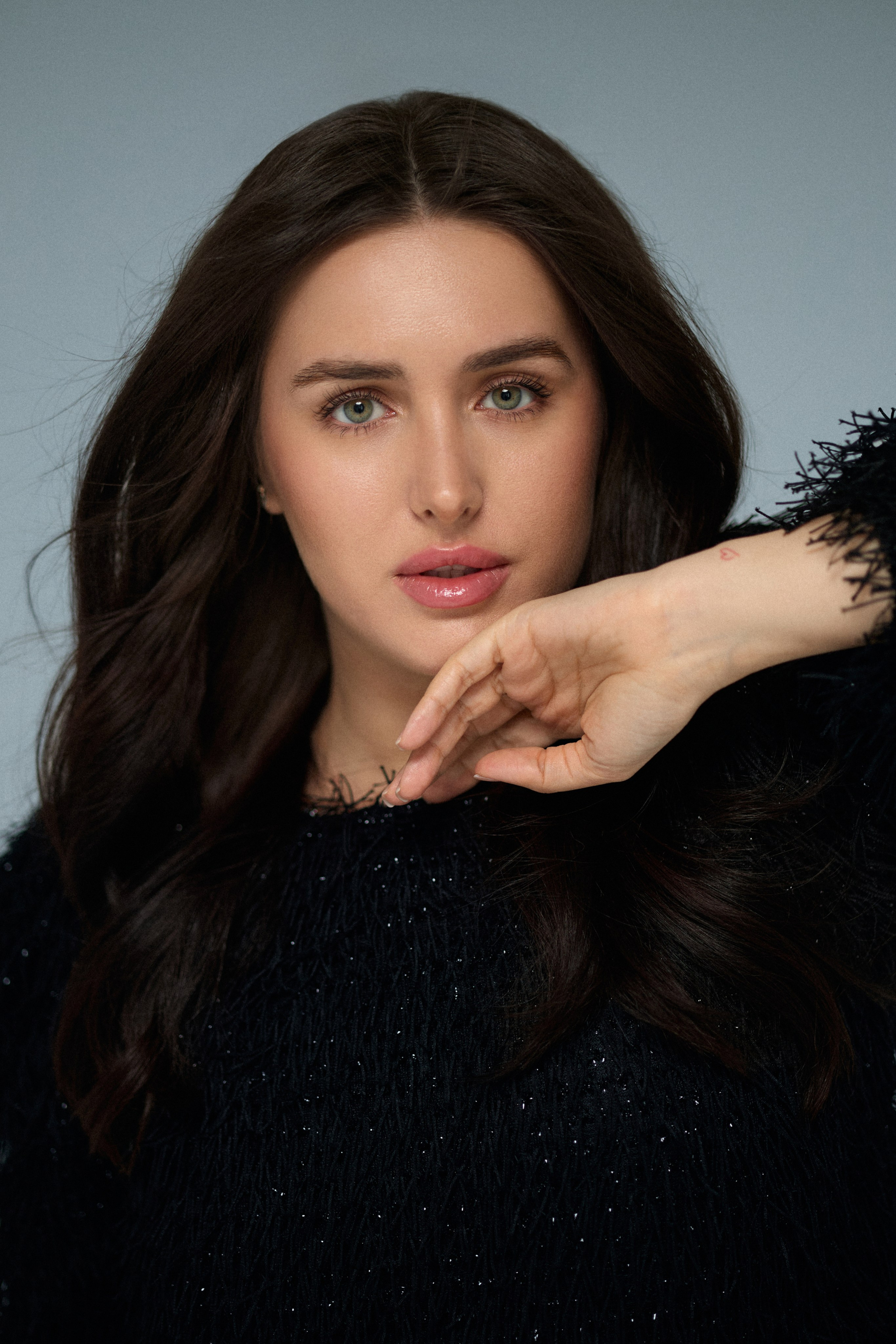 Минималистичная фотосессия. Сестры Карабаза. Фотографы и ретушеры в Москве и Санкт-Петербурге