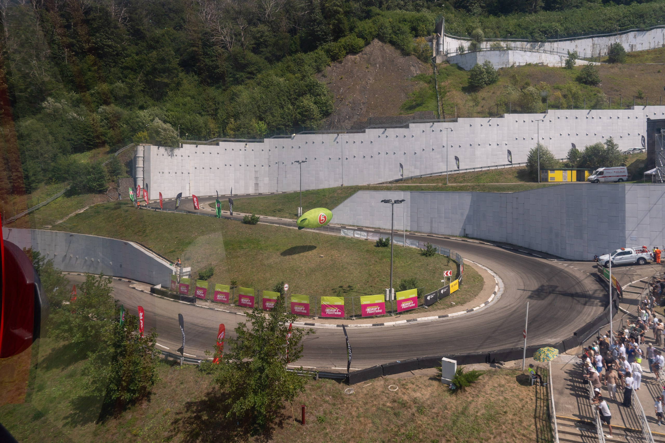 Фотоотчет партнеской интеграции для сети «Пятерочка» на фестивале «Grounded». Репортажный фотограф в Красной Поляне и Сочи Павлюченко Екатерина