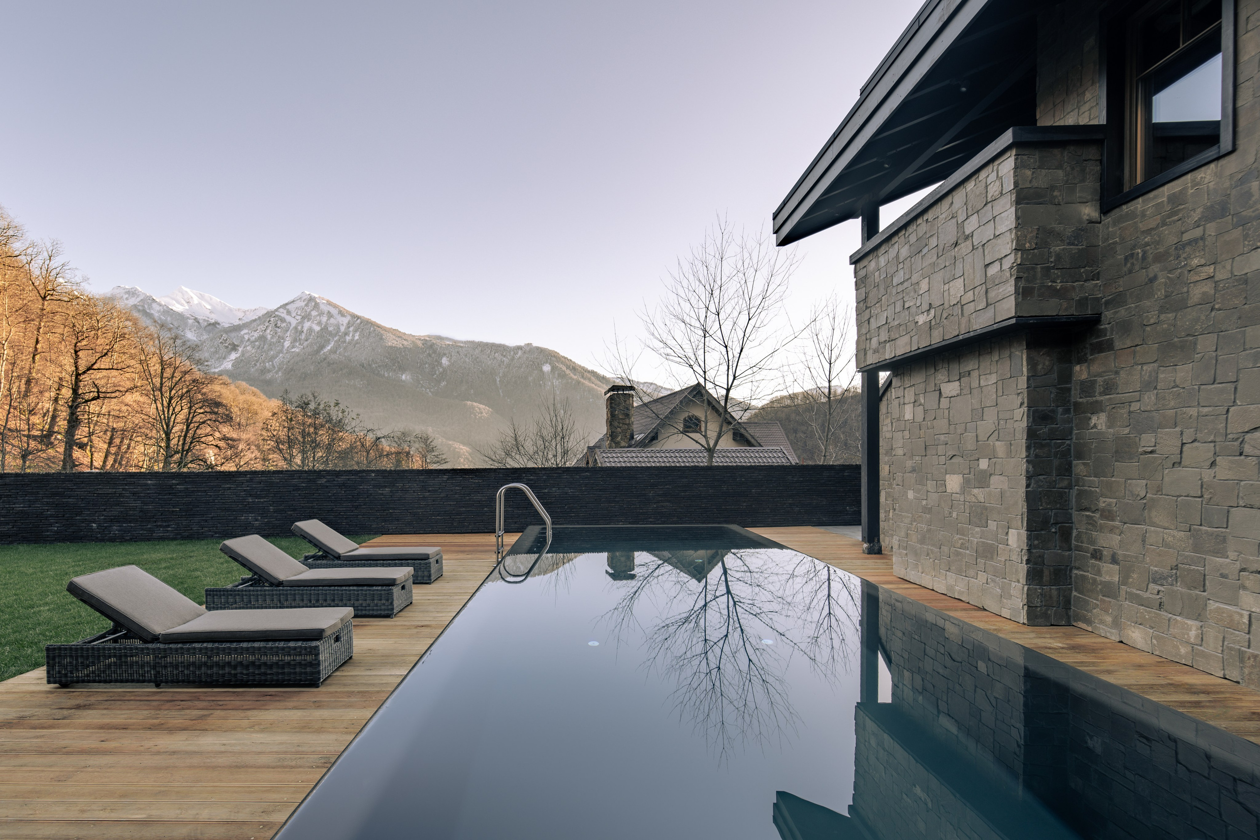 Загородный комплекс в стиле шале — экстерьер. Репортажный фотограф в Красной Поляне и Сочи Павлюченко Екатерина