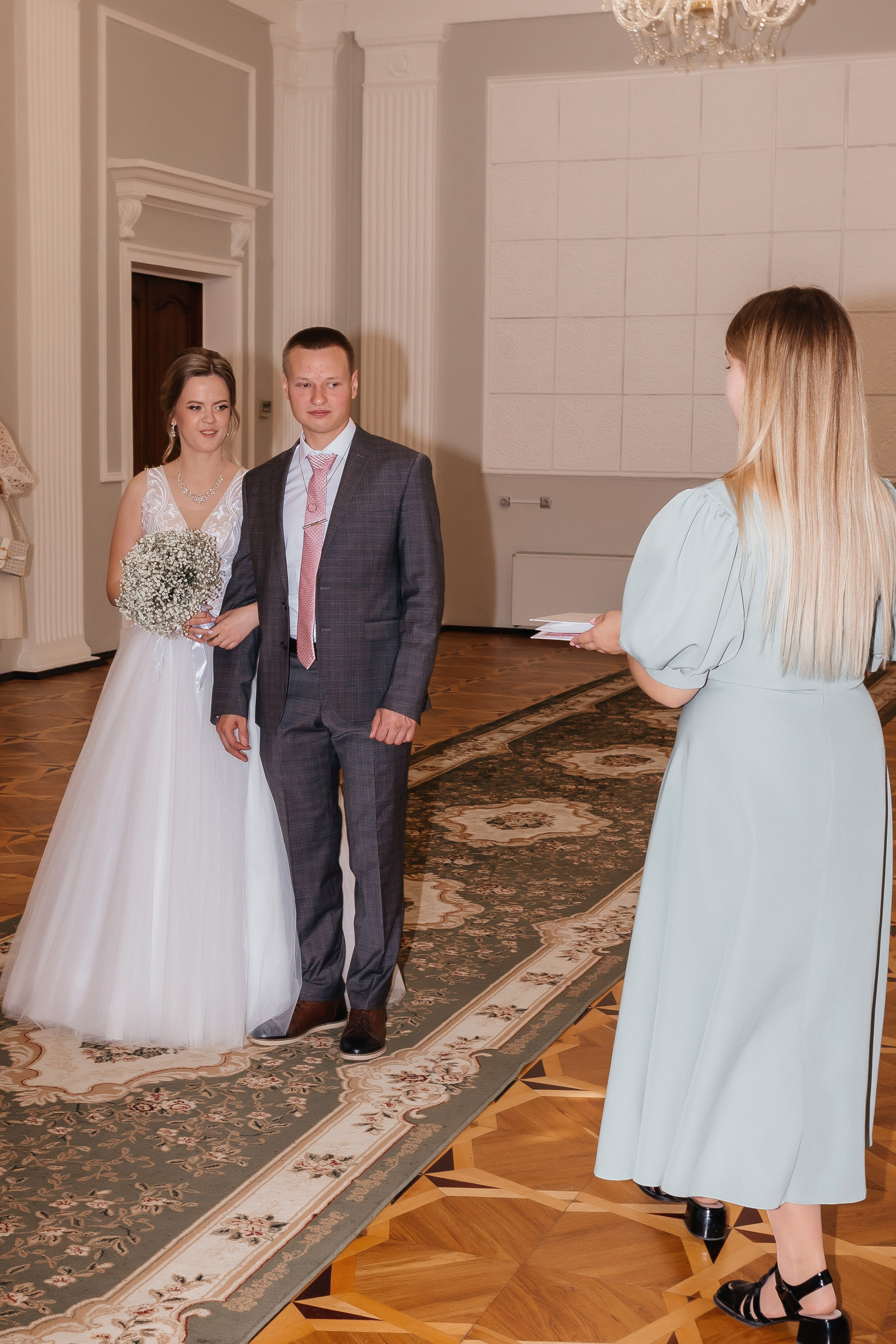 Свадебная прогулка двоих на Стрелке и в автозаводском Парке. И в фотостудии СОЛЬ в Автозаводском районе. Свадебный фотограф и фотограф Love-Store в Нижнем Новгороде Анастасия