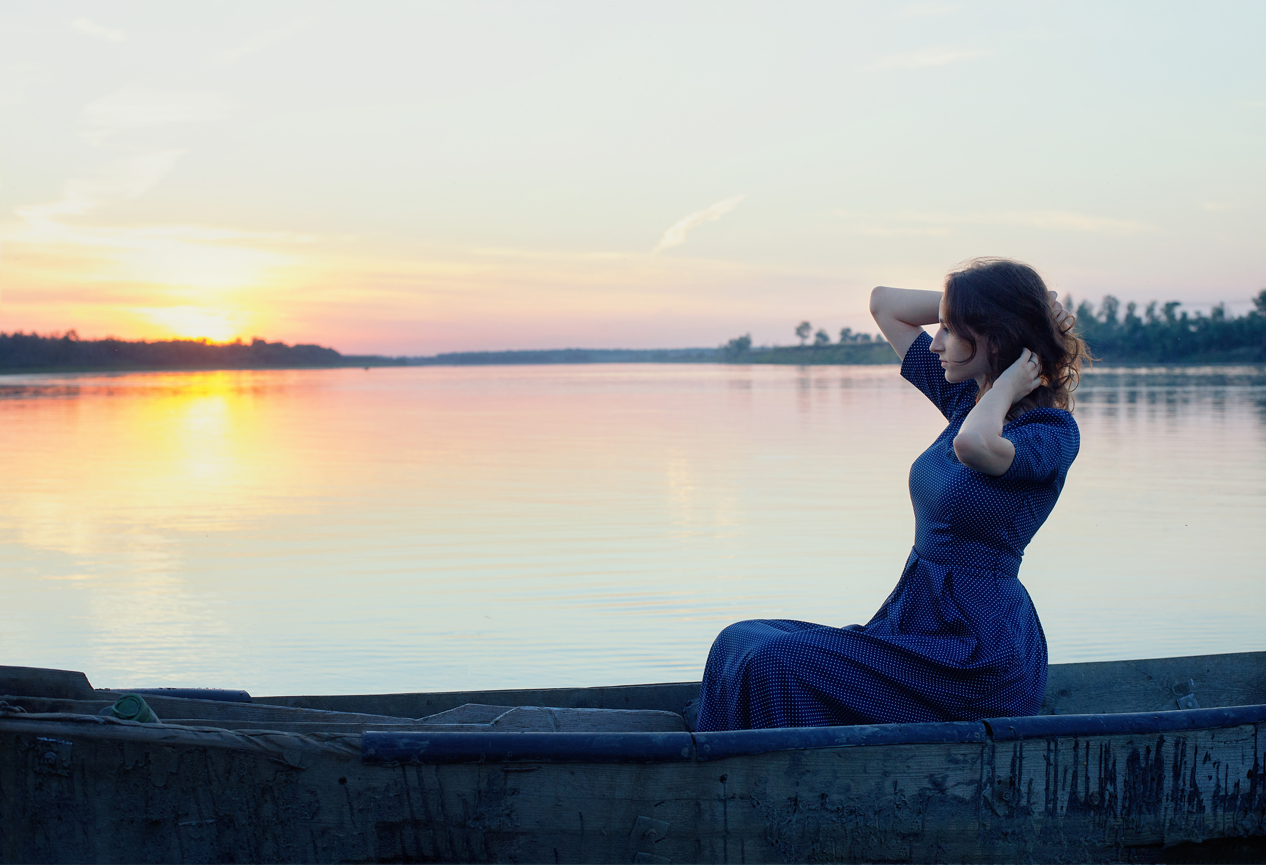 Фотосессия для девушки на закате, на речке в лодке.