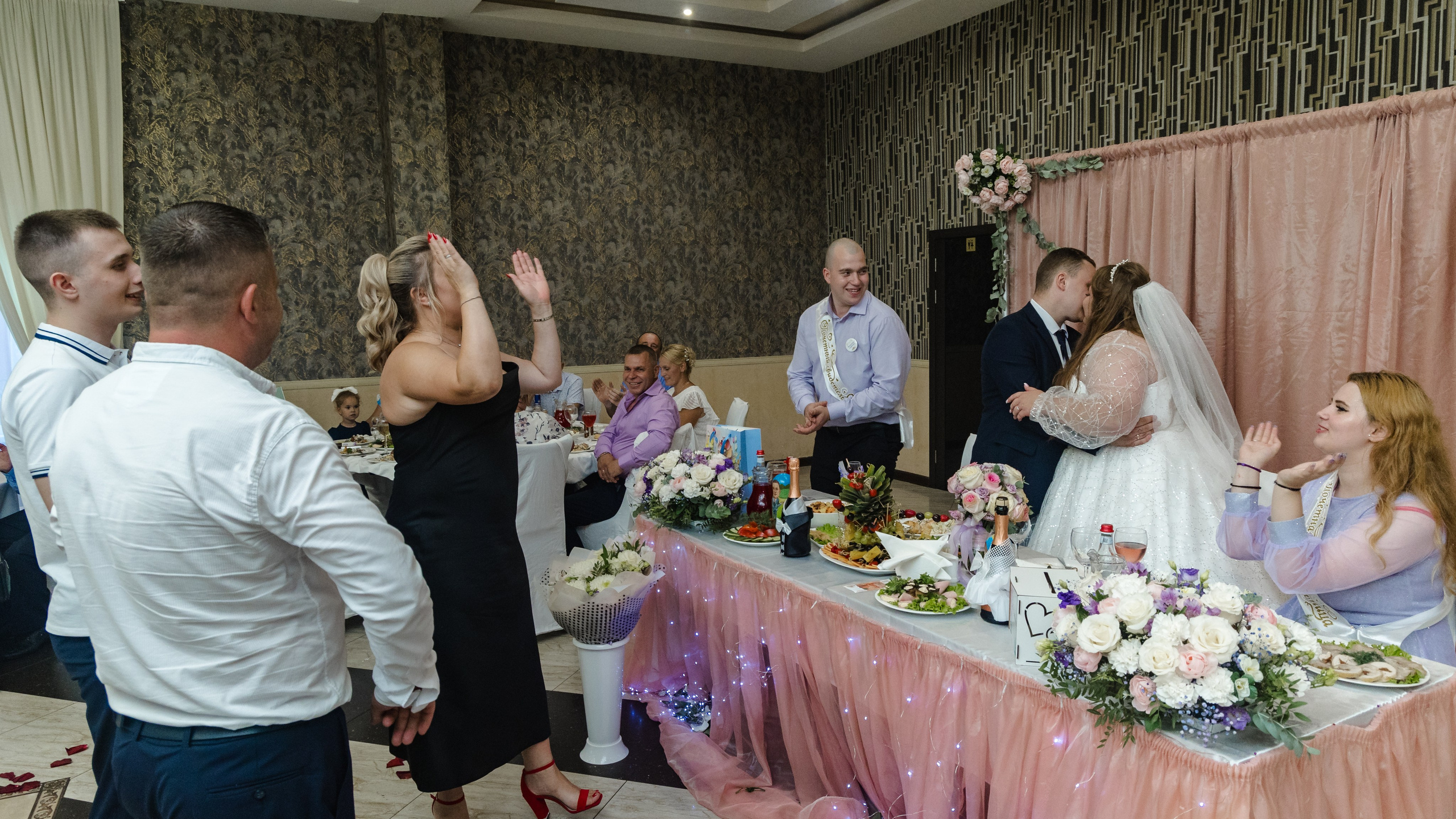 Николай и Диана, свадебный банкет. Свадебный и семейный фотограф в г. Волхов Алексей Кочерыжкин