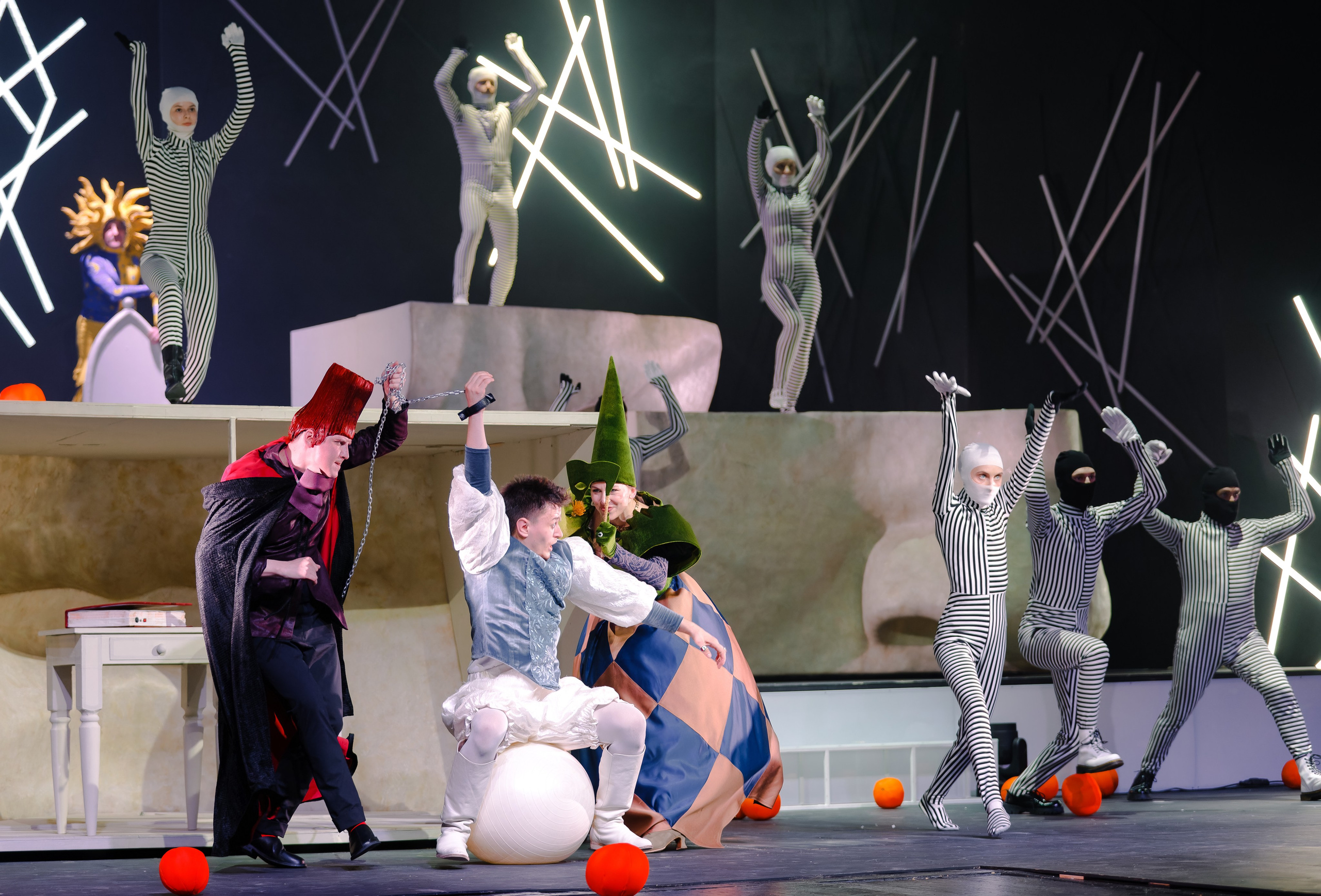 Любовь к трем апельсинам_Чехов Центр. Фотограф. г. Южно-Сахалинск. Олег Толстов