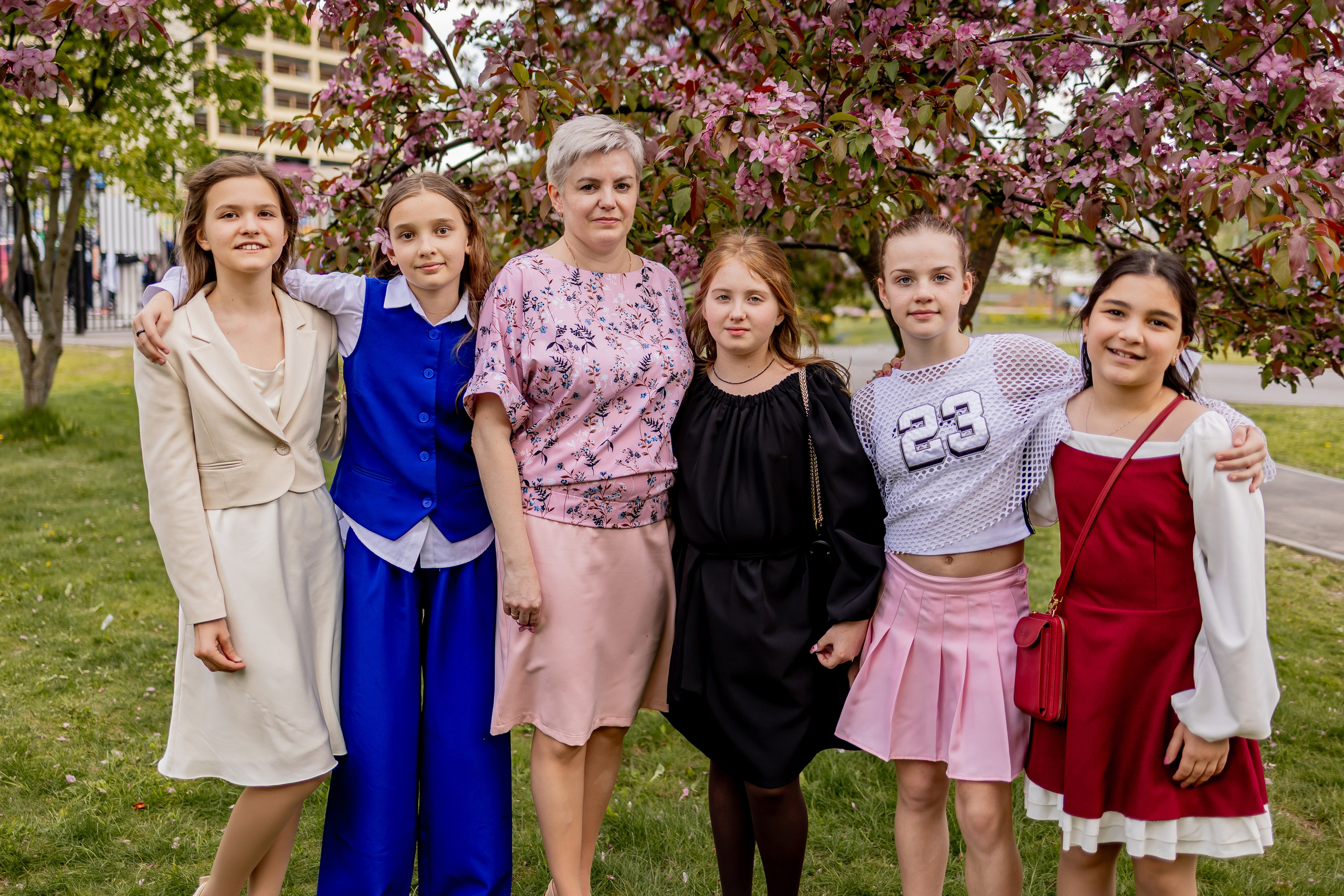 Выпускной в начальной школе на улице. Фотограф и видеограф Москва. Свадебный фотограф, видеограф. Выпускные альбомы. Оживающие альбомы