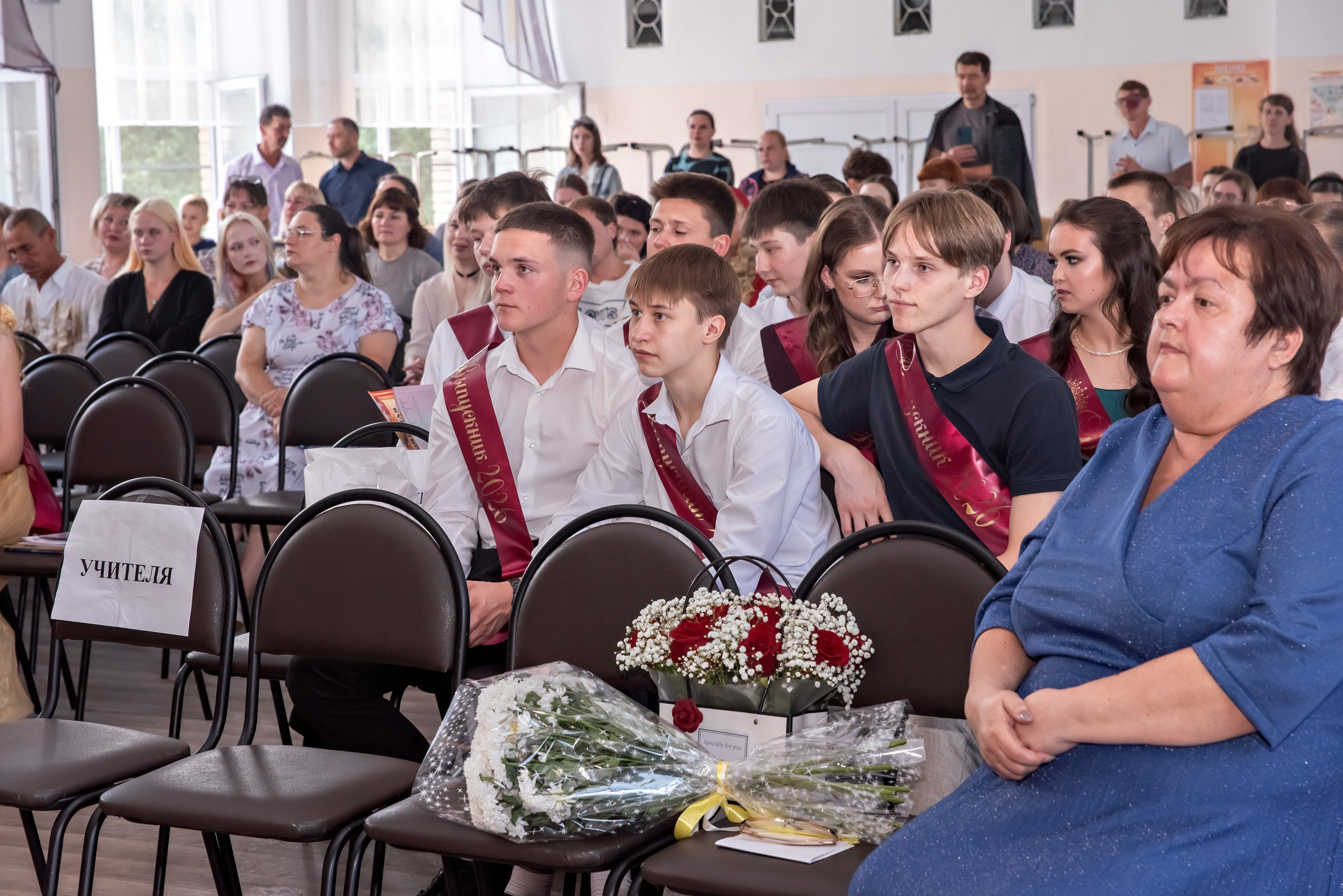 Выпускной школы № 3 вручение аттестатов в актовом зале. Свадебный и семейный фотограф в Кыштыме Челябинске Марина Шигапова