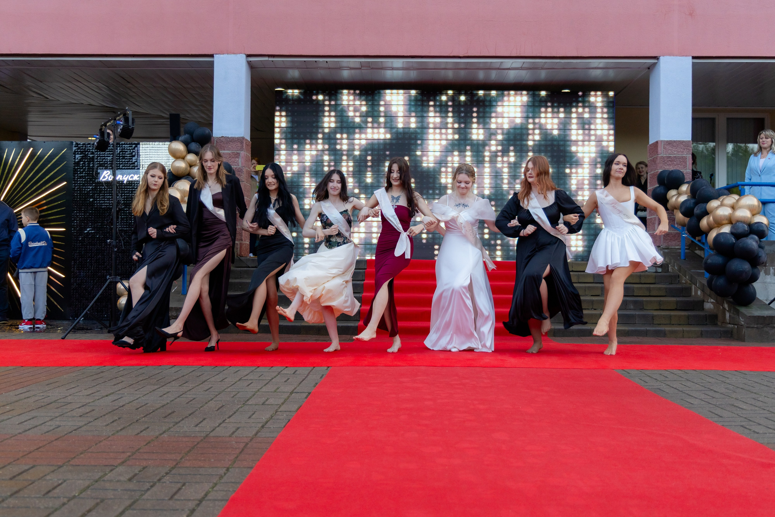 Школьный выпускной 2025 год в Минске, Беларуси. Свадебный фотограф в Минске/Беларуси Сергей Спиридонов
