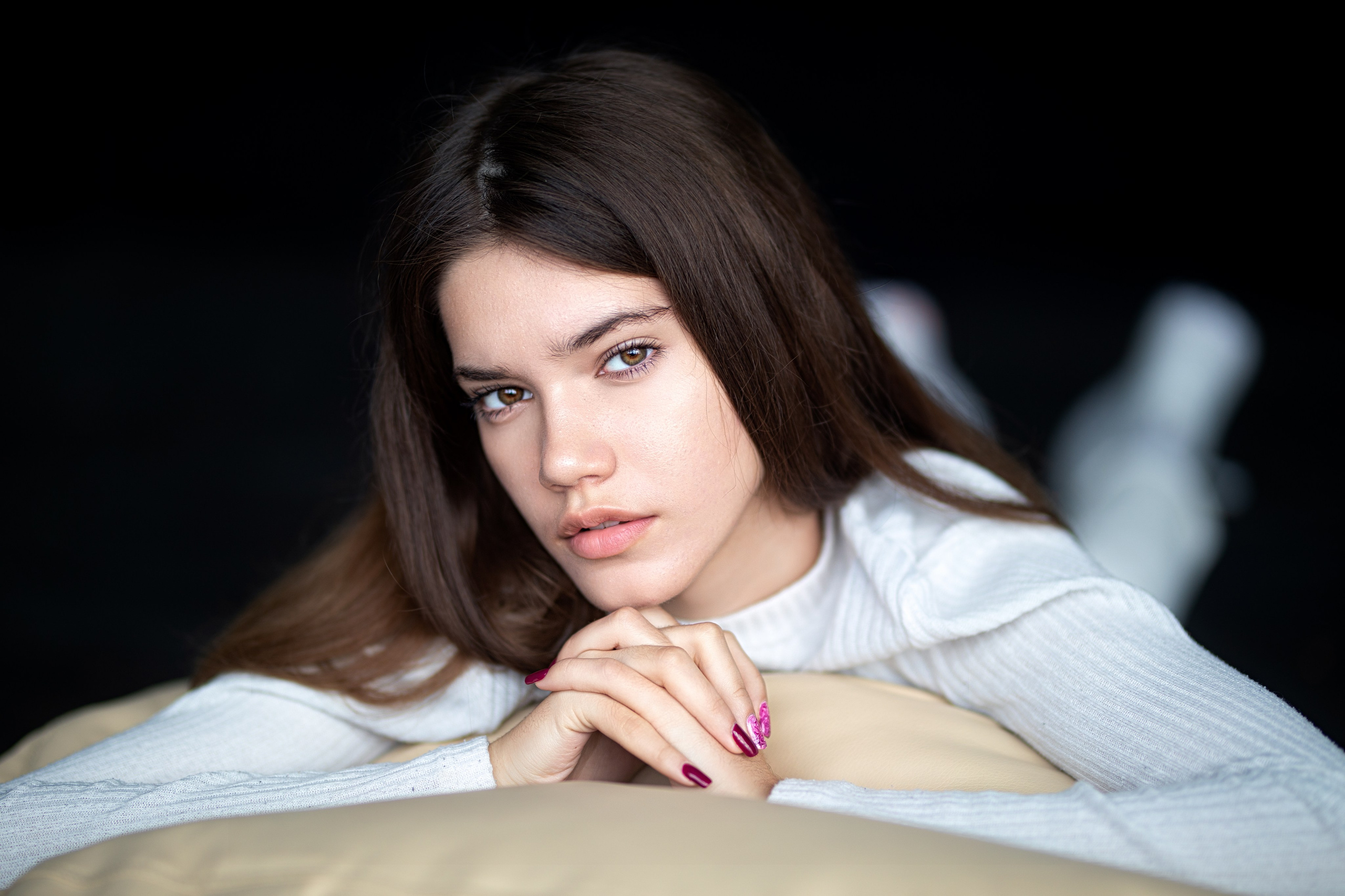 Съемка с Анастасией в студии с минимальным интерьером