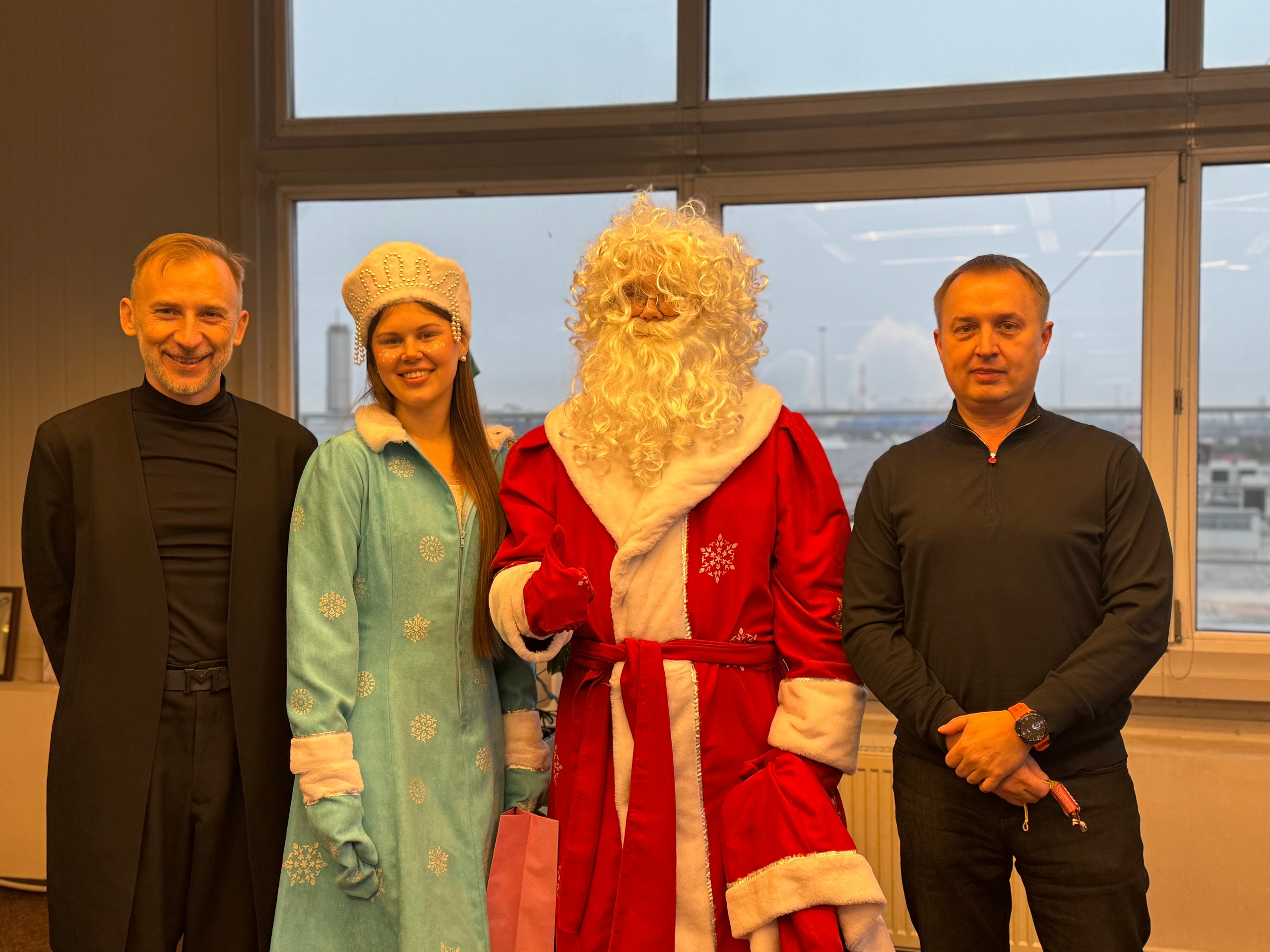 Новый год в офисе. Фотоархив giper.fm