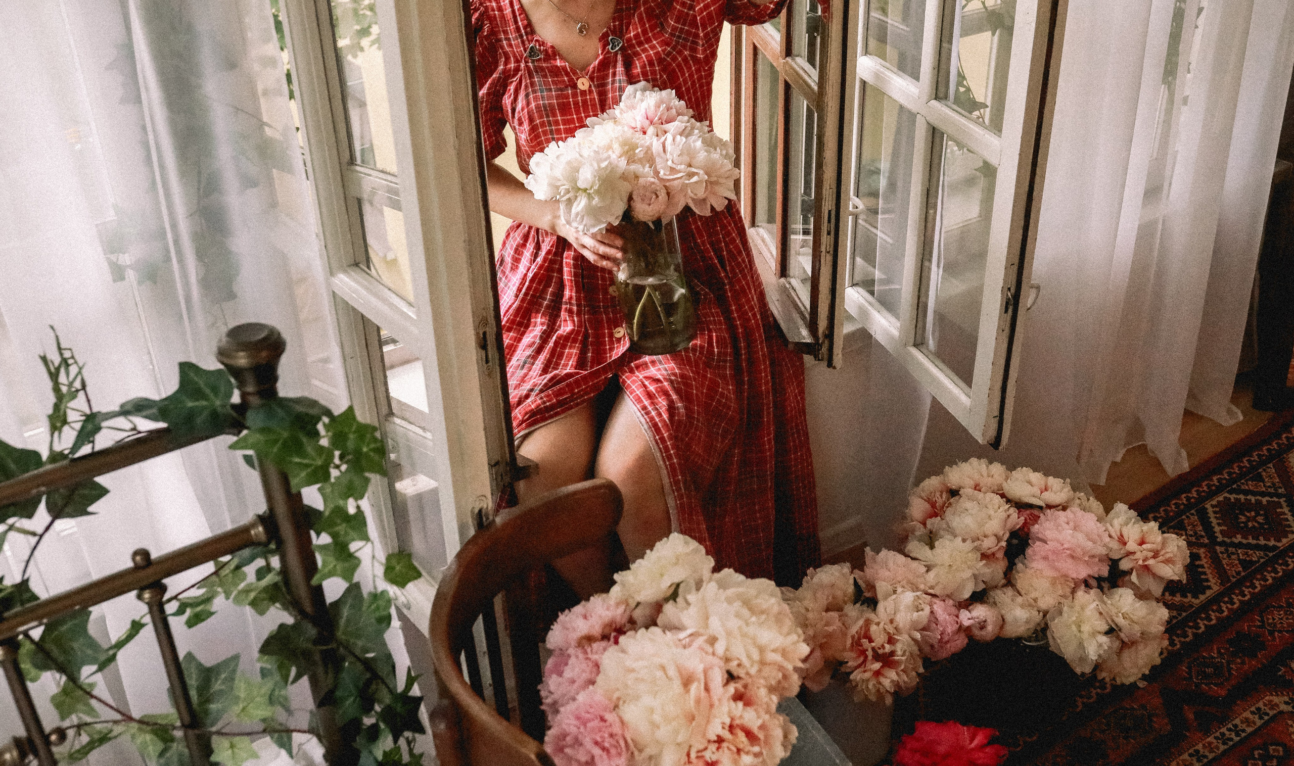 Пионы на балконе