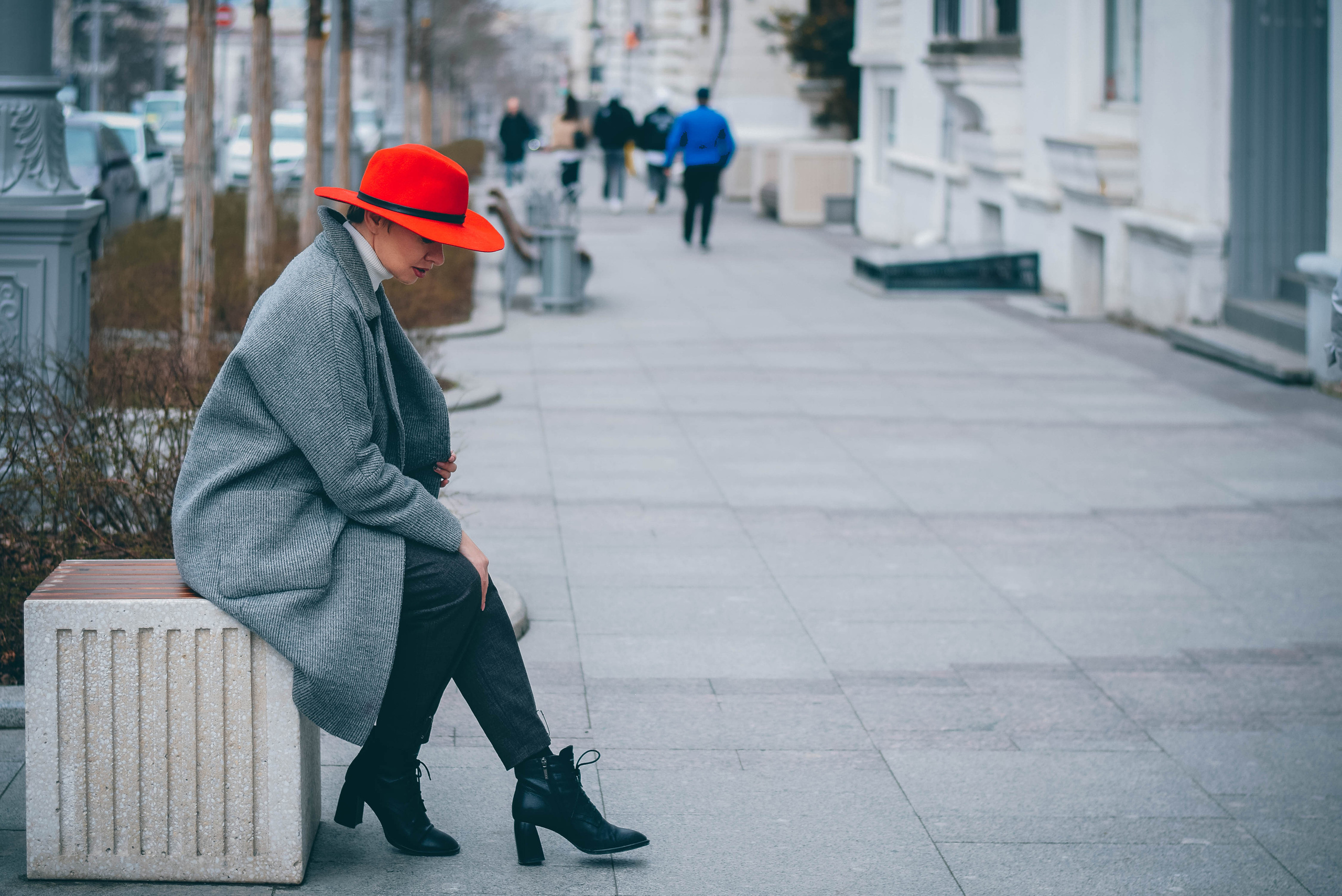девушка в красной шляпе гуляет на Большой морской улице в Севастополе