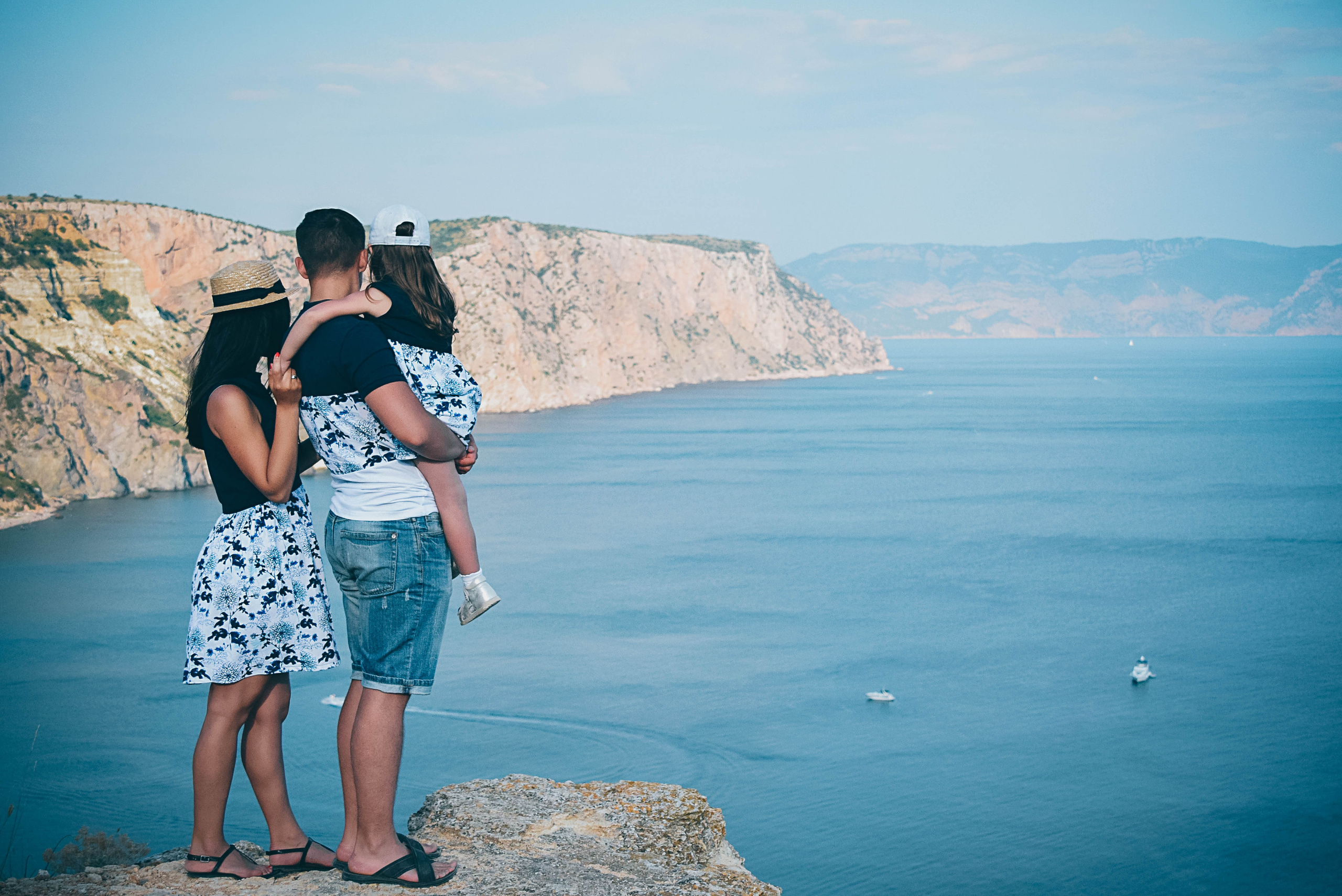 Семейная пара мама папа и дочка над обрывом на мысе Фиолент в Севастополе