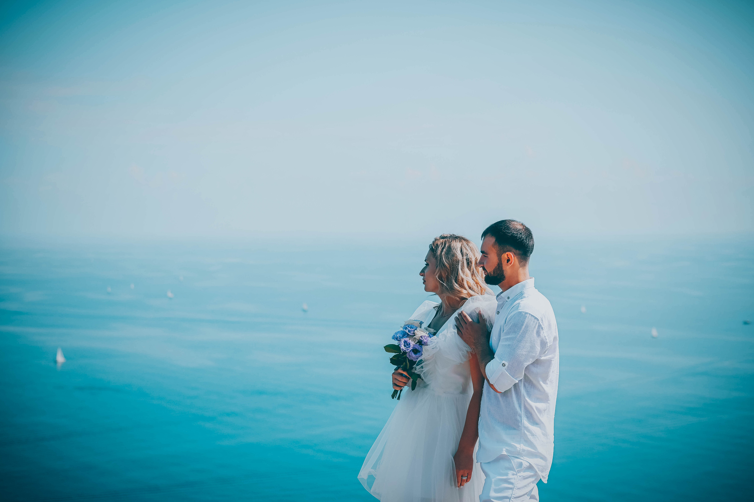 Свадебная прогулочная фотосессия на фоне бескрайнего моря