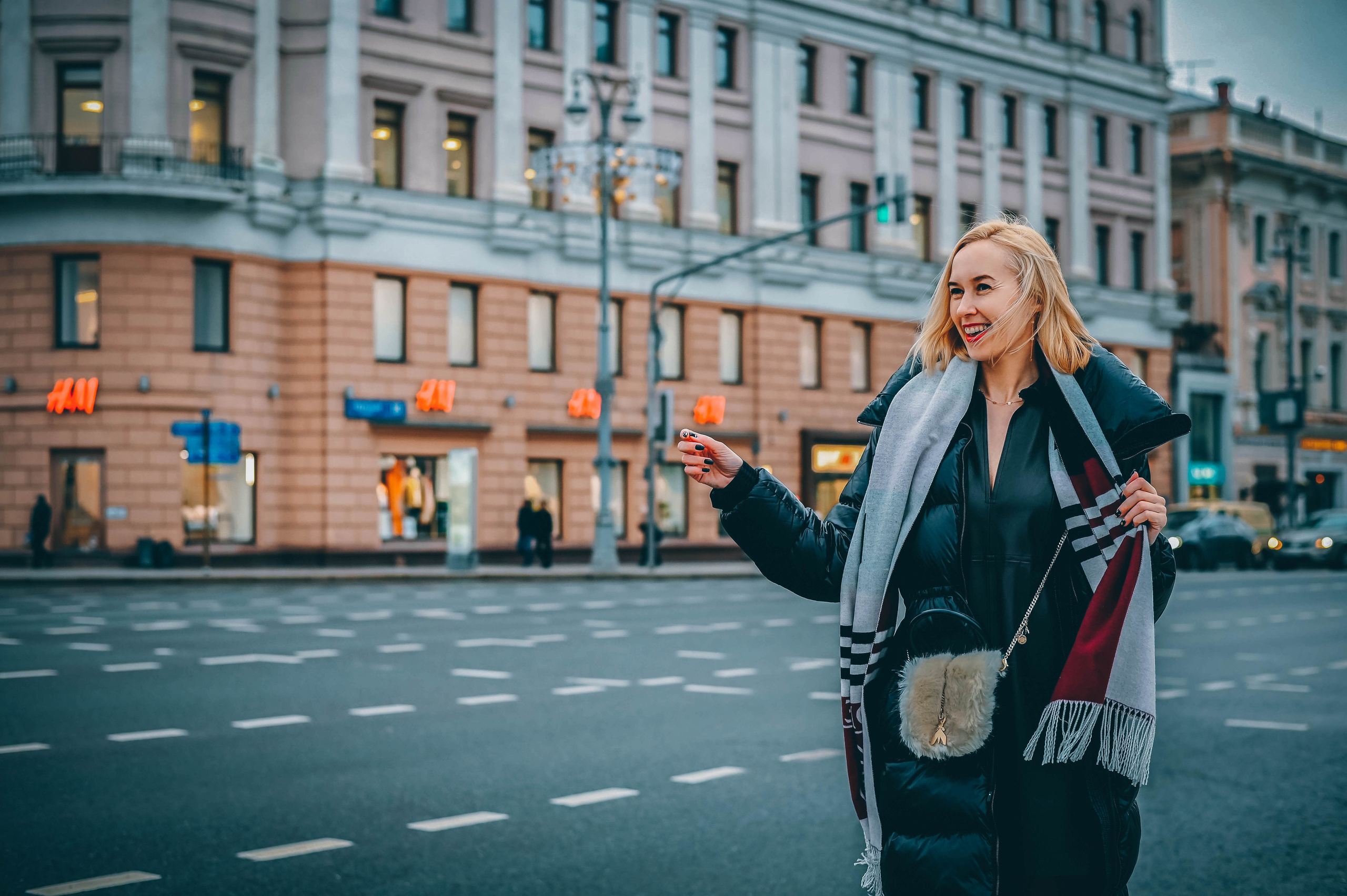 девушка гуляет на Тверской улице  в Москве 