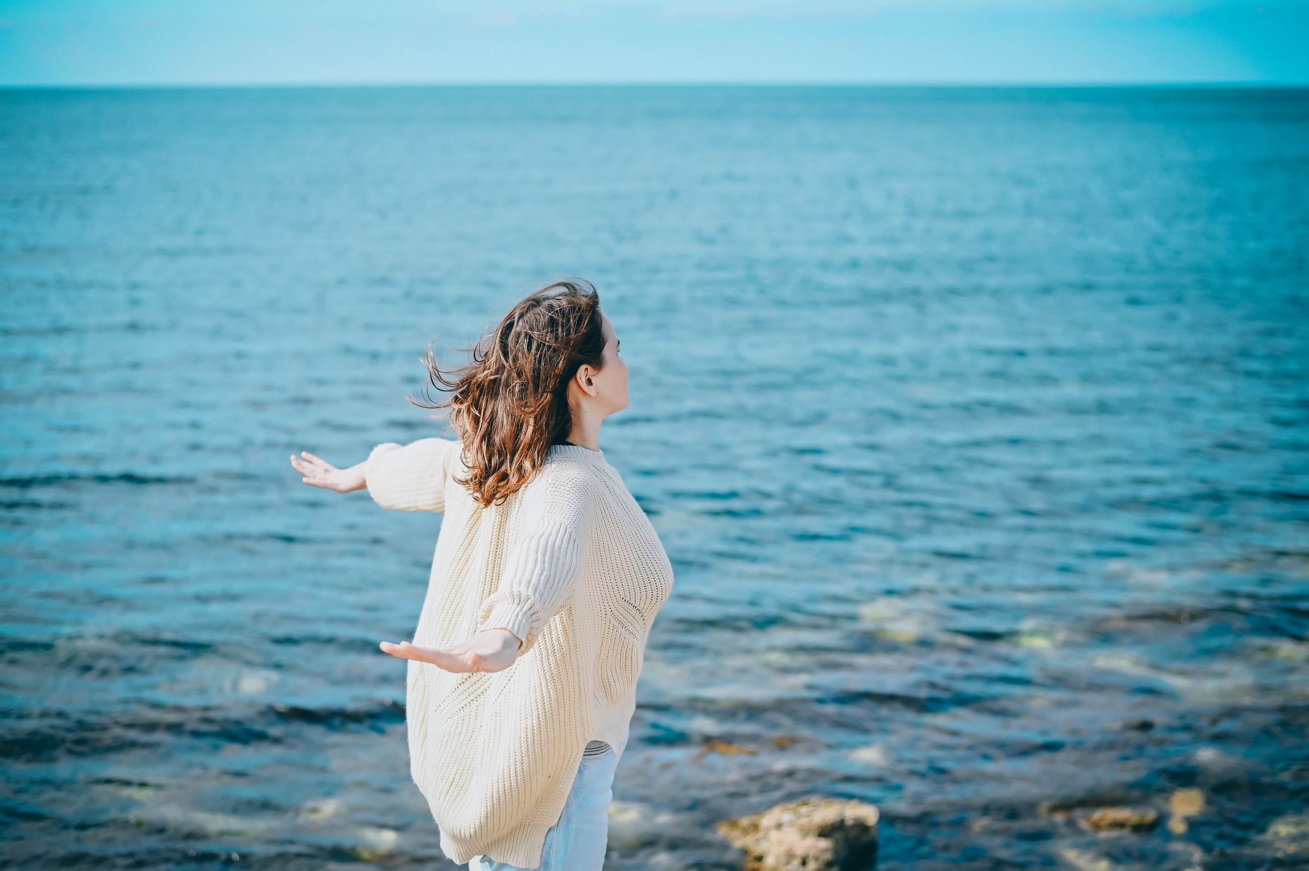 Девушка на берегу моря в любой период времени