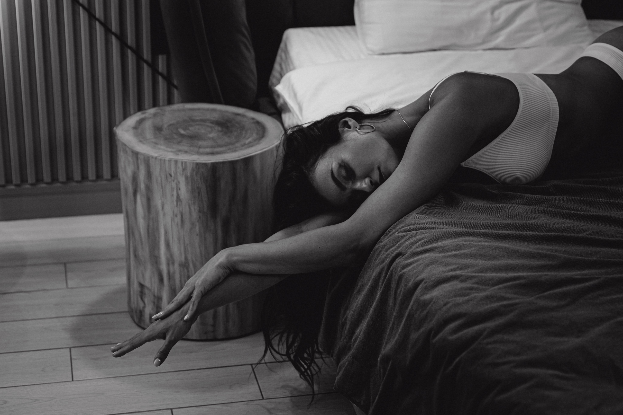 "Великолепная девушка в номере отеля создает впечатление роскоши и элегантности в своем красивом белье, обрамленном пленительными силуэтами."