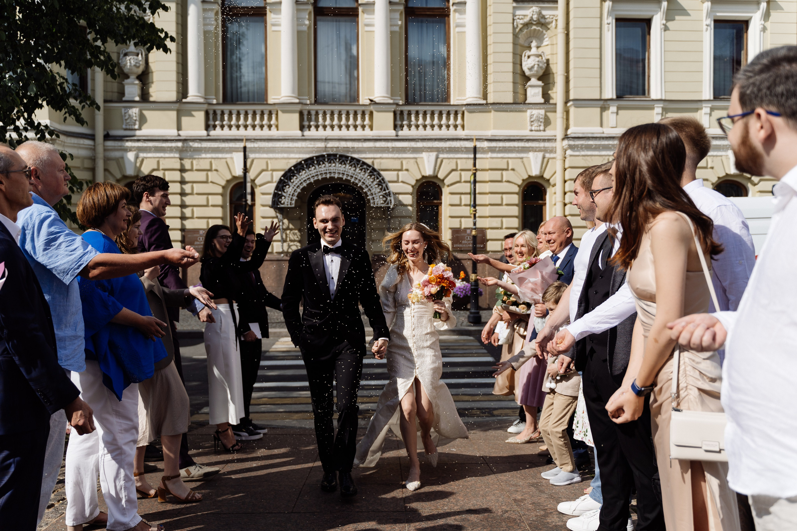 Камерная свадьба на фонтанке в сезонах. Свадебный фотограф организатор в Санкт-Петербурге Ассоль Опарина