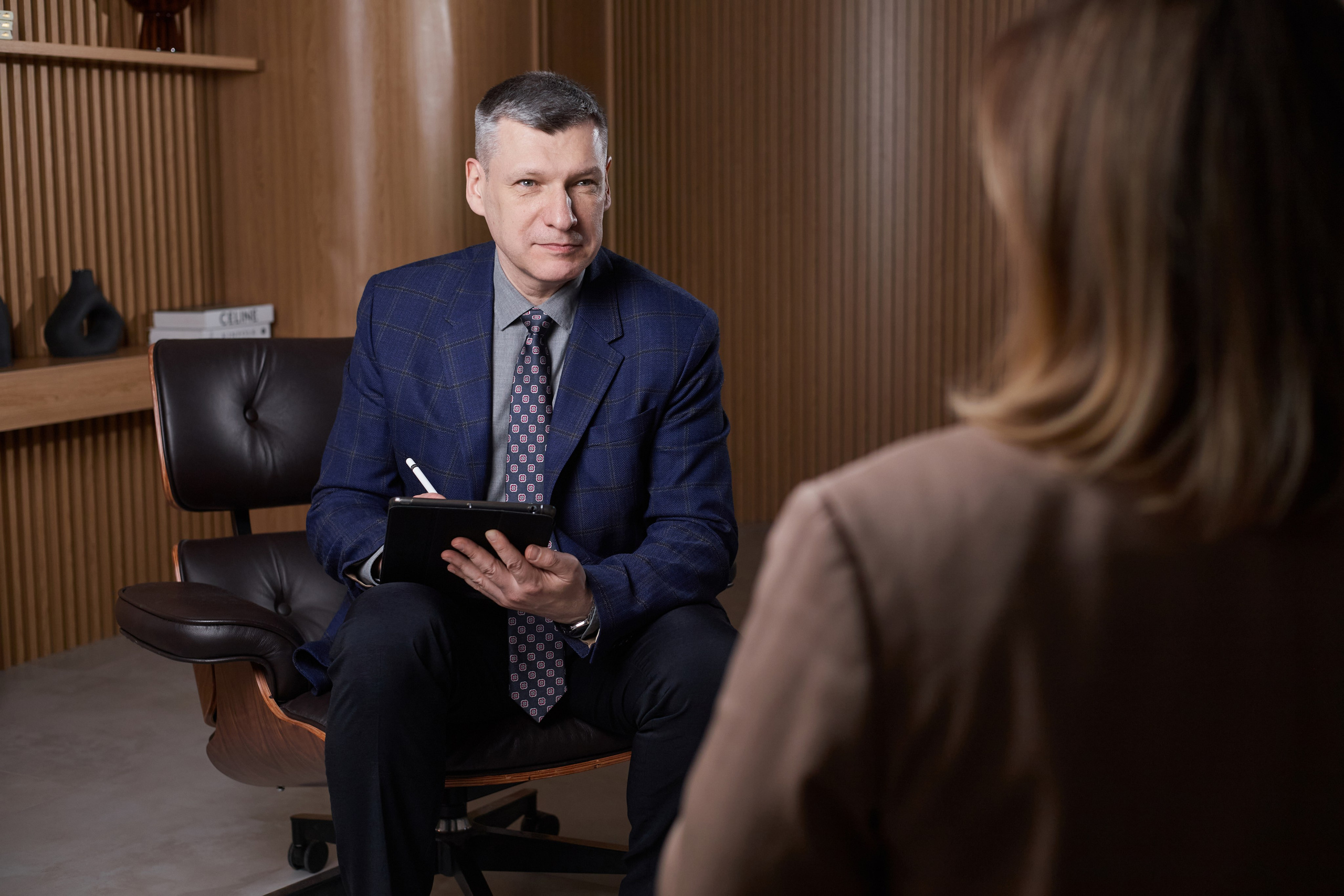 Контент для психотерапевта и автора книг Алексея Козлова. Фотопродакшн продающего контента