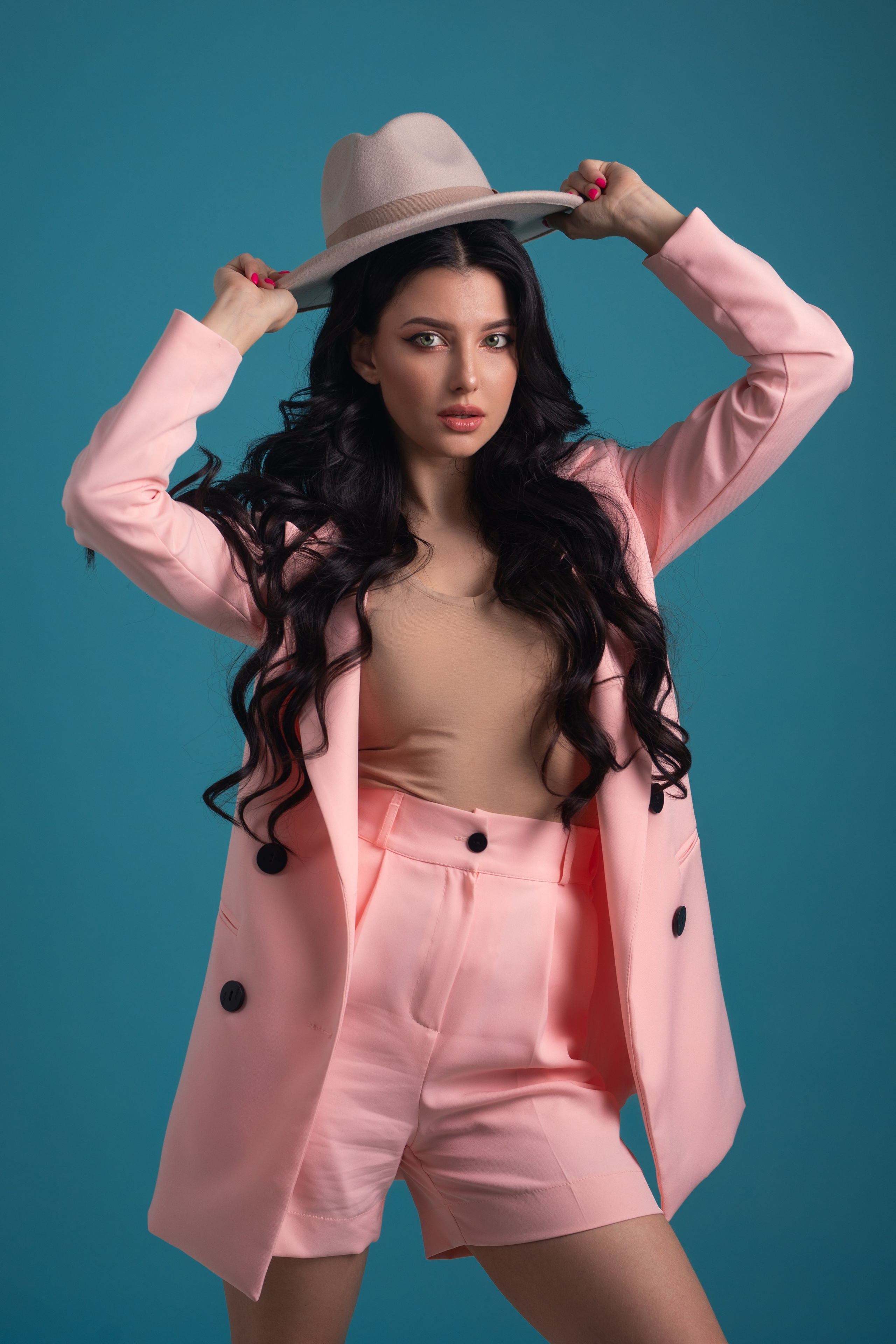 Фотосет с Кристиной в студии на циклораме и на улице города в формате для «себя»