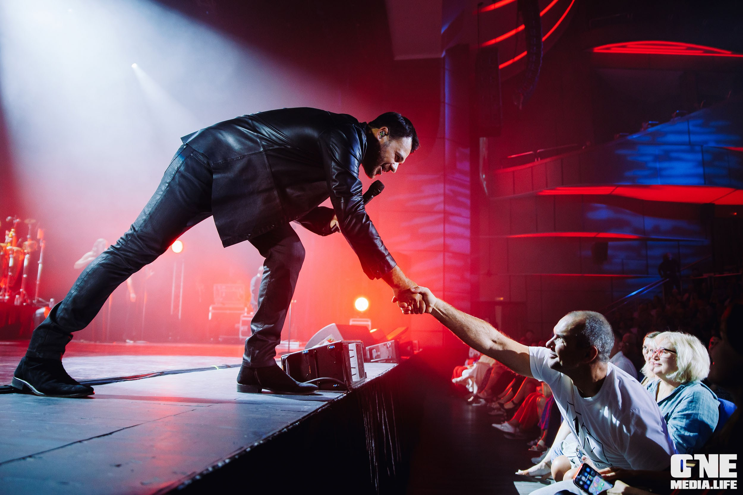 Фоторепортаж с концерта Эмина в Янтарь Холле. One Media Life: фоторепортажи, фотоотчеты с мероприятий и заведений