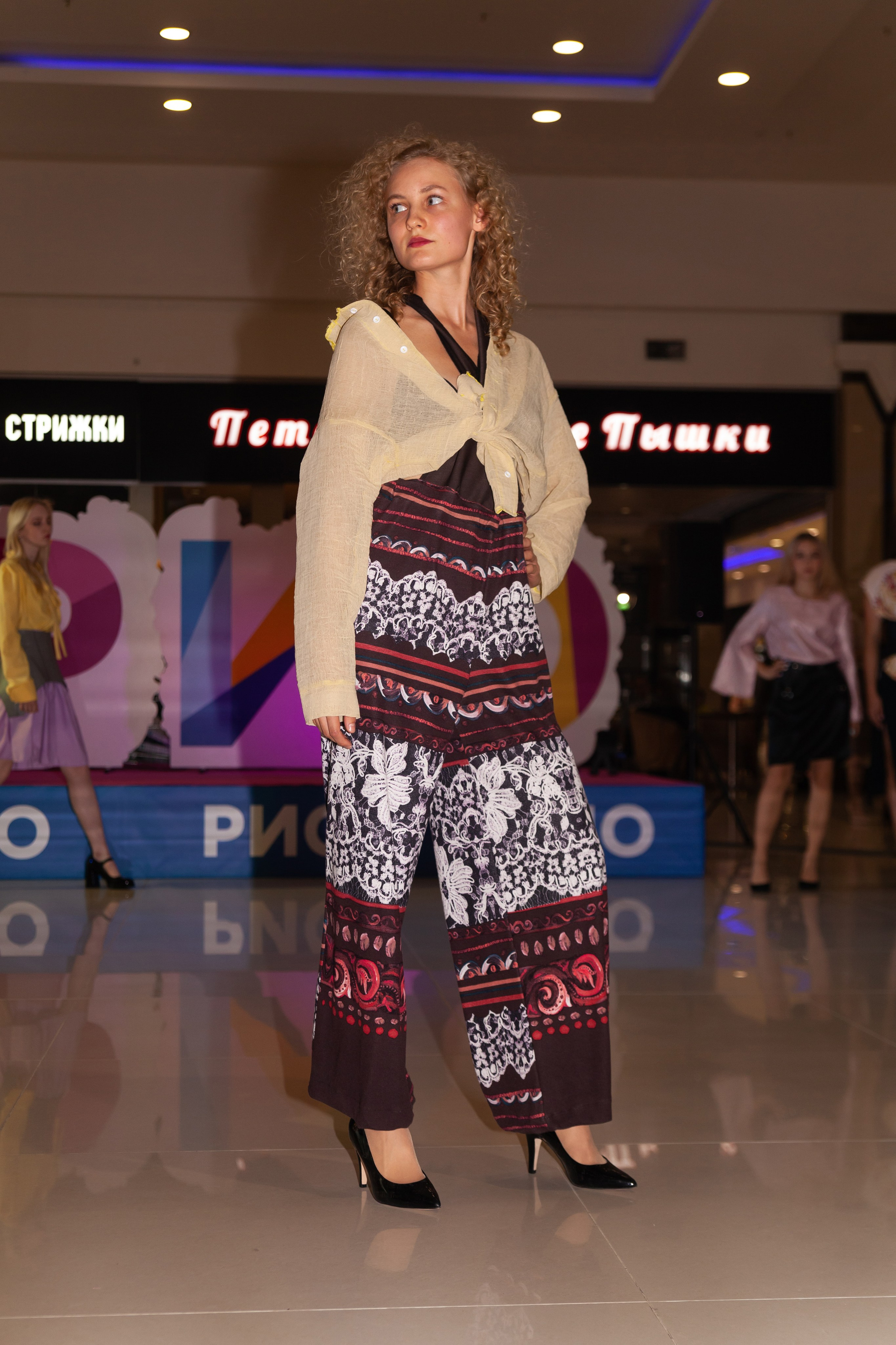 ТЦ РИО. Показ коллекций российских дизайнеров. Портретный фотограф в СПб Ирина Маринина