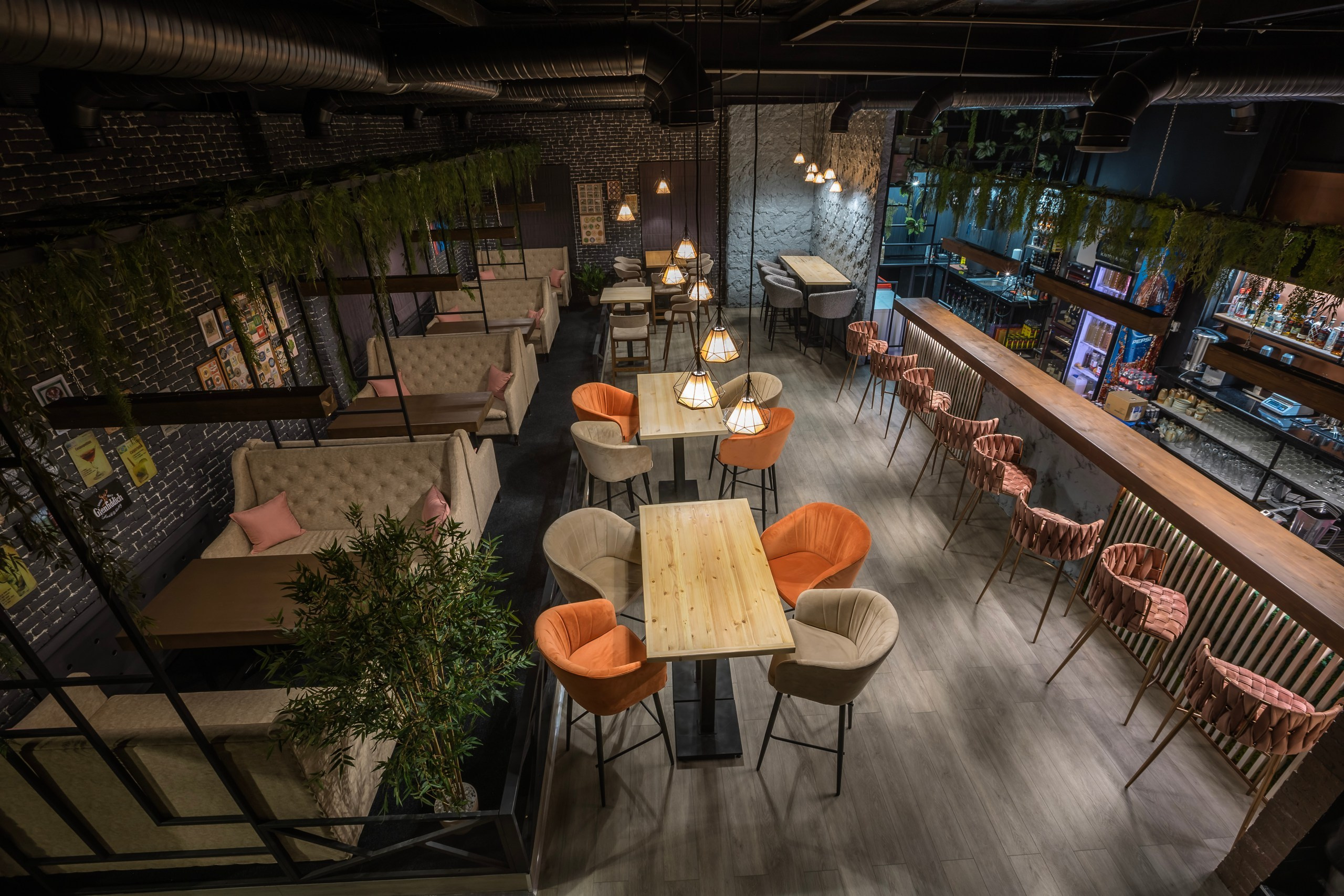 Интерьер. Нижний зал. ШОТНАЯ бар вдохновения в Магадане