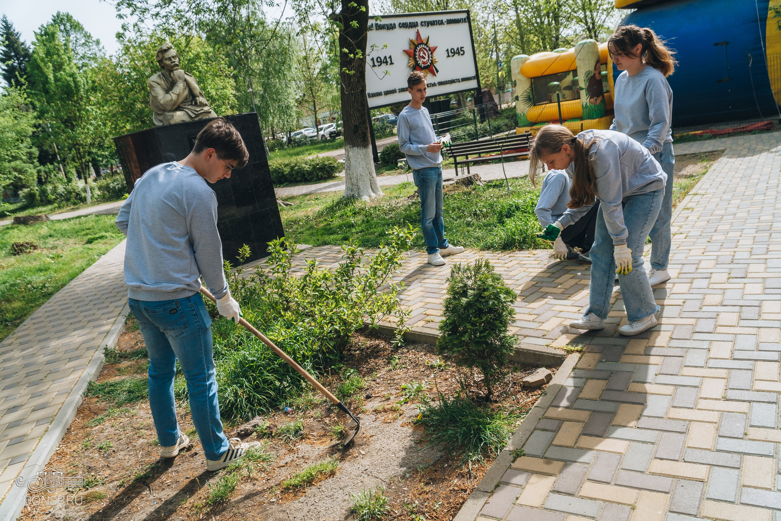 Акция «Всероссийский день заботы о памятниках истории и культуры». Новотитаровский Дом культуры